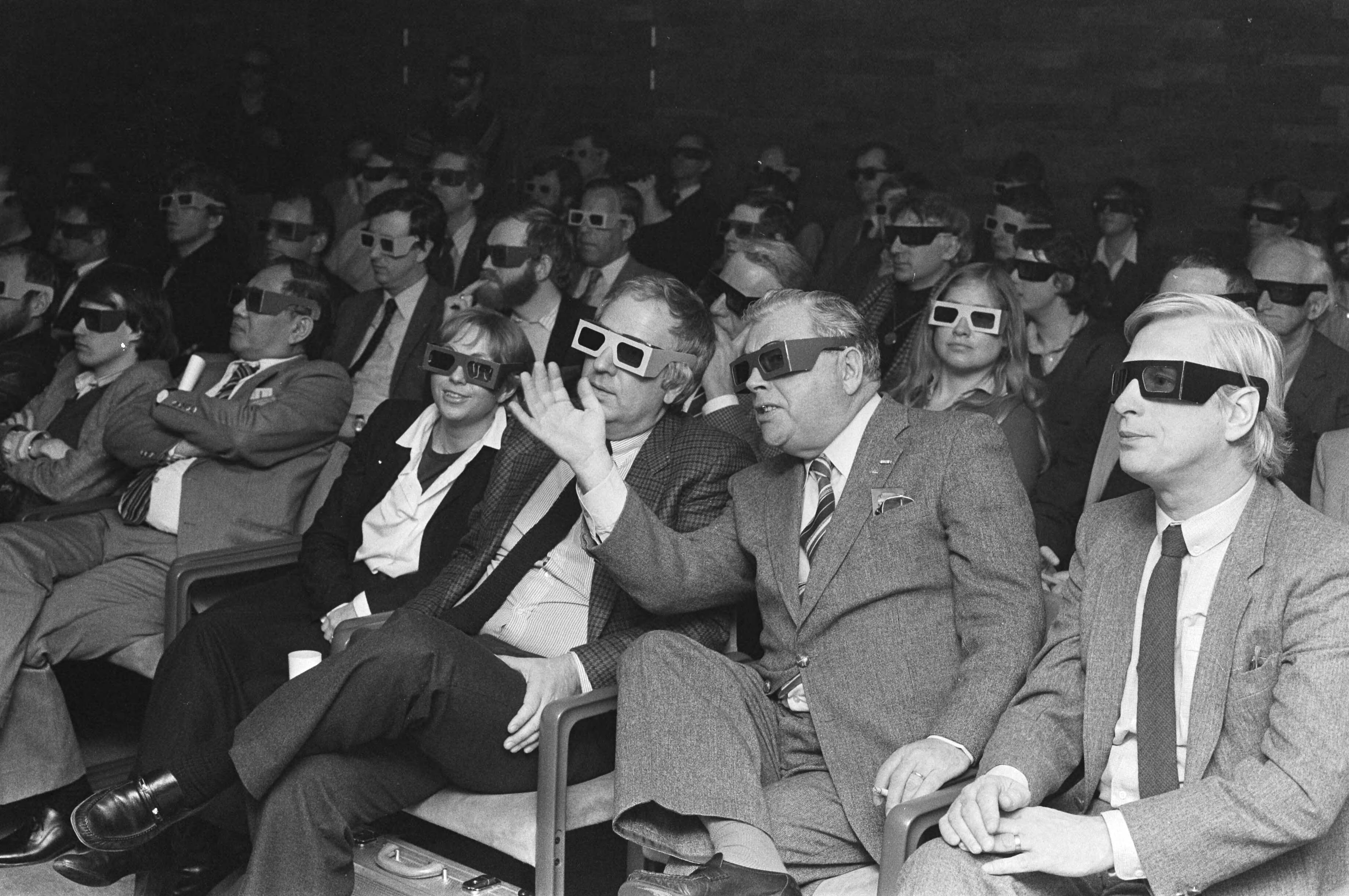 Fotocollectie Anefo — Uitzending in Hilversum voor pers eerste driedimensionale tv-programma dat 28 februari op Ned-1 te zien zal zijn. Tan, Herbst, Enkelaar, Spoor — Foto: Bogaerts, Rob / Anefo. Licentie: Set B: Rechtenvrij / Publiek Domein. Bron: Nationaal Archief. http://hdl.handle.net/10648/ad10cf24-d0b4-102d-bcf8-003048976d84