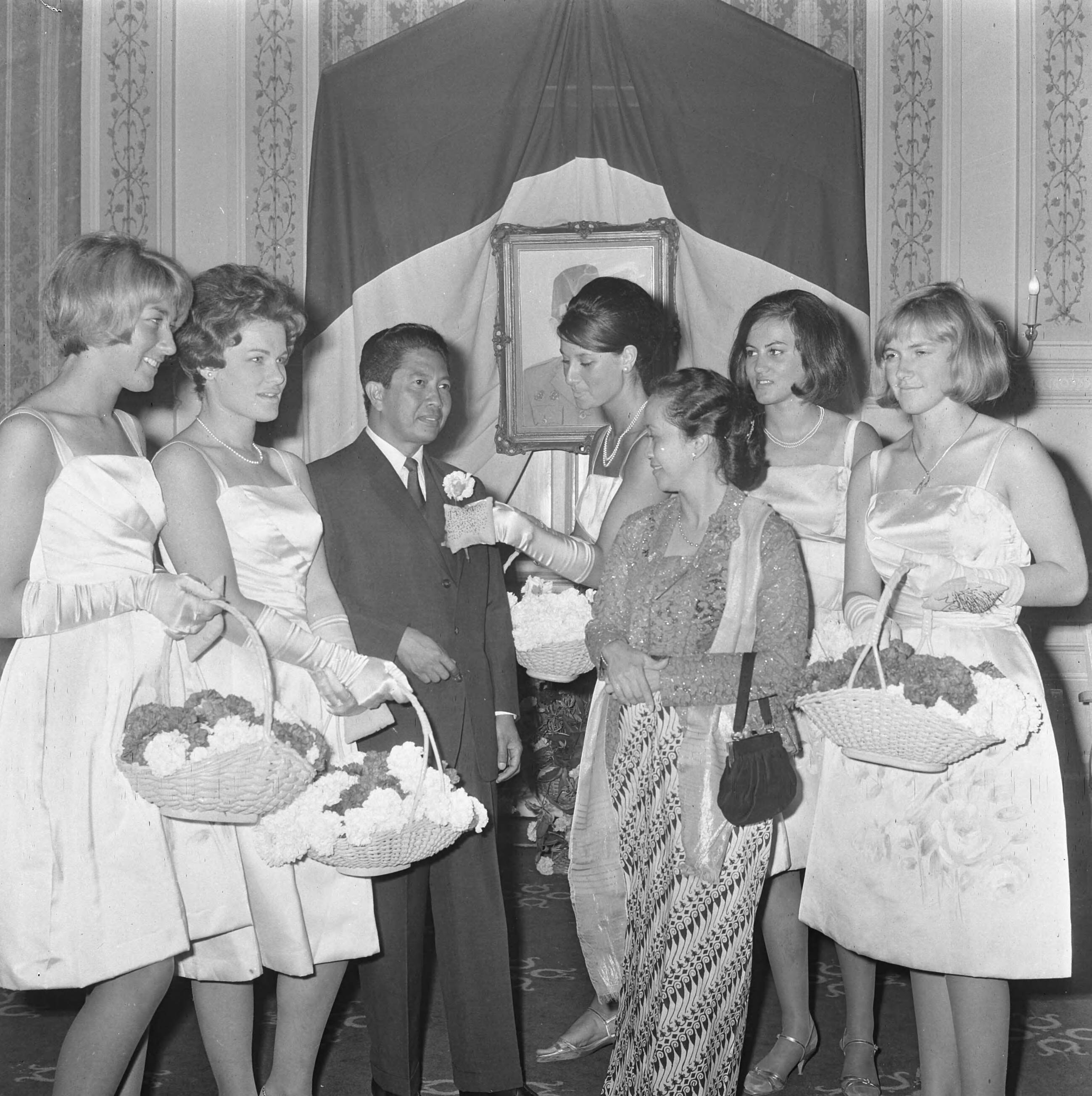 Fotocollectie Anefo — 20e Onafhankelijkheidsdag Indonesië, receptie op kasteel Oud Wassenaar, ambassadeur Soedjarwo Tjondronegoro met echtgenote en Haarlemse bloemenmeisjes — Foto: Koch, Eric / Anefo. Licentie: Set B: Rechtenvrij / Publiek Domein. Bron: Nationaal Archief. http://hdl.handle.net/10648/aabb722e-d0b4-102d-bcf8-003048976d84