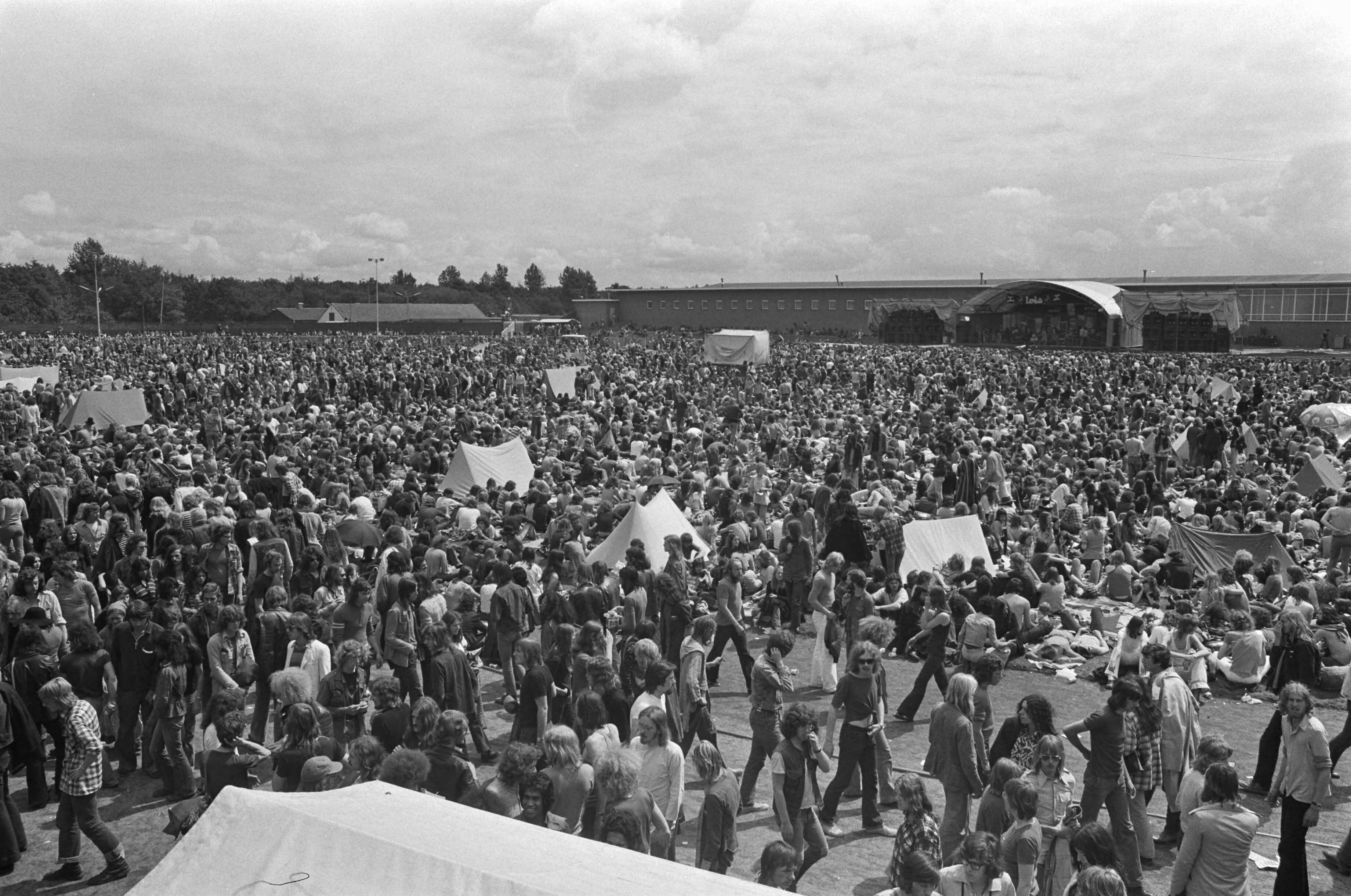 Fotocollectie Anefo — Internationaal Popfestival in Hilversum; overzicht naar podium toe — Foto: Verhoeff, Bert / Anefo. Licentie: Set B: Rechtenvrij / Publiek Domein. Bron: Nationaal Archief. http://hdl.handle.net/10648/ac50afc8-d0b4-102d-bcf8-003048976d84