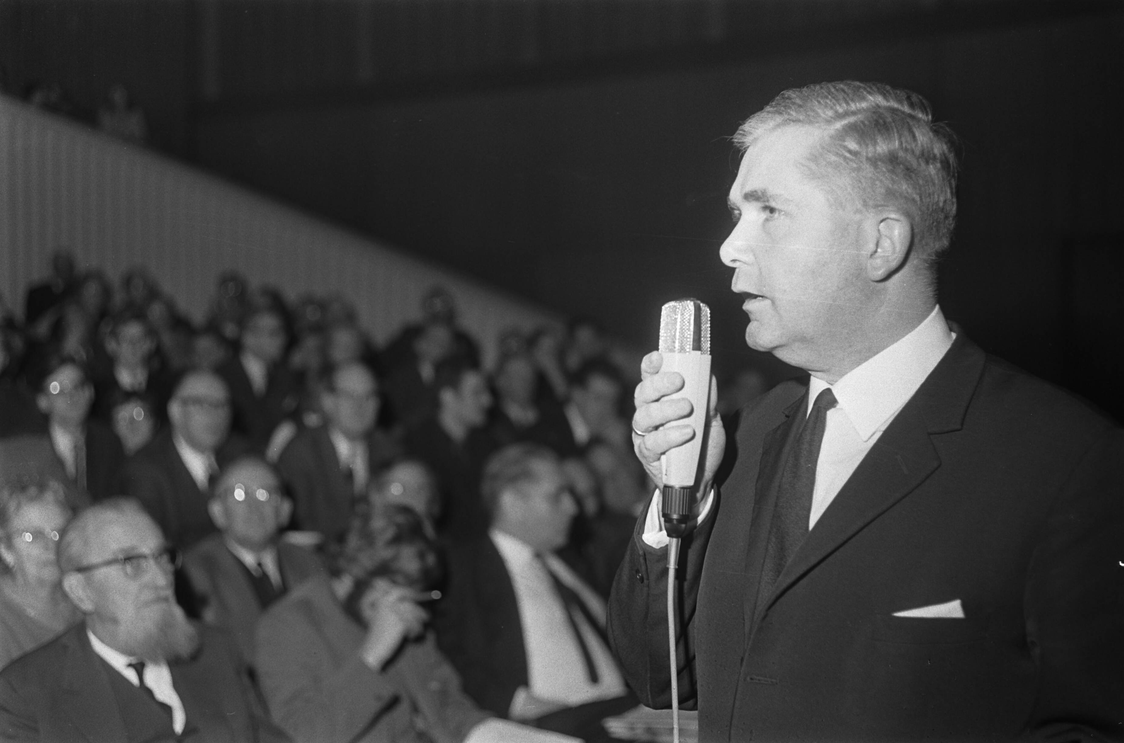 Fotocollectie Anefo — Algemene ledenvergadering VPRO in Congresgebouw Den Haag 12 mr. Vorstins Kruyff (links) en ds. Roodzant , nr. 14 Roodzant spreekt — Foto: Koch, Eric / Anefo. Licentie: Set B: Rechtenvrij / Publiek Domein. Bron: Nationaal Archief. http://hdl.handle.net/10648/ab5808d2-d0b4-102d-bcf8-003048976d84