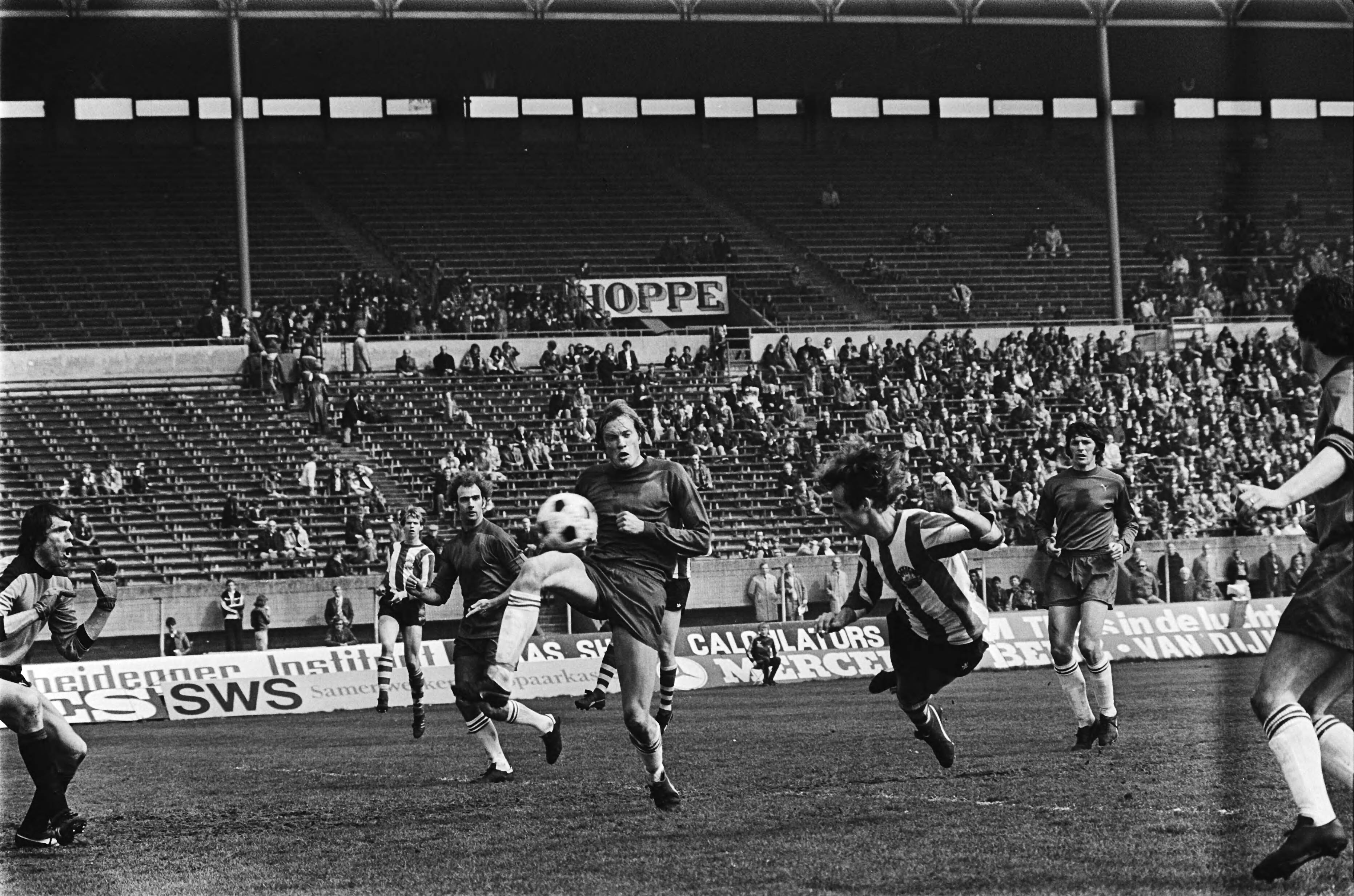Fotocollectie Anefo — Sparta tegen Haarlem, Van Staveren (Sparta) scoort lang Huug — Foto: Suyk, Koen / Anefo. Licentie: Set B: Rechtenvrij / Publiek Domein. Bron: Nationaal Archief. http://hdl.handle.net/10648/acb034fc-d0b4-102d-bcf8-003048976d84