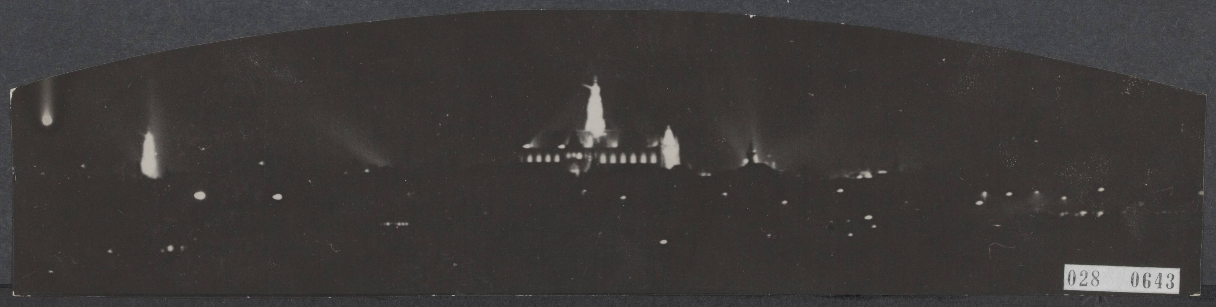 Fotocollectie Elsevier Binnenland — Lichtweek Haarlem. Gezicht op Haarlem vanaf het Kopje van Bloemendaal — Foto: N.V. Polygoon. Licentie: Set B: Rechtenvrij / Publiek Domein. Bron: Nationaal Archief. http://hdl.handle.net/10648/adde67a4-d0b4-102d-bcf8-003048976d84