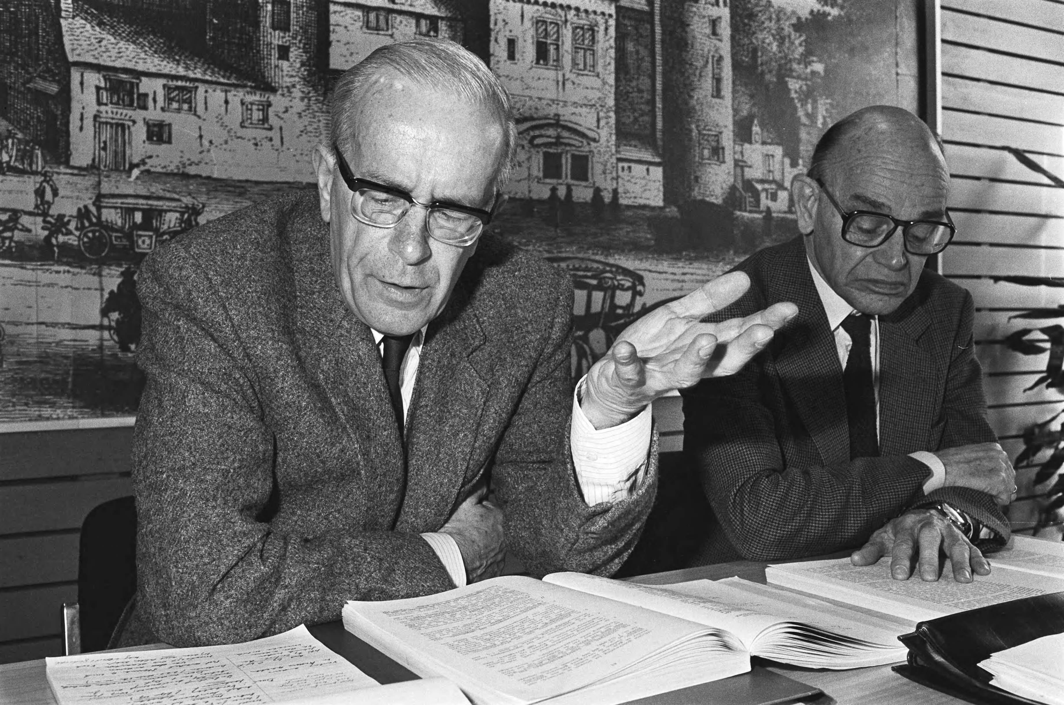 Fotocollectie Anefo — Jaarverslag Algemene Rekenkamer in Den Haag . Drs. H. Peschar links en dhr. H. Munnikes tijdens de presentatie — Foto: Smirren, […] van / Anefo. Licentie: Set B: Rechtenvrij / Publiek Domein. Bron: Nationaal Archief. http://hdl.handle.net/10648/ad142886-d0b4-102d-bcf8-003048976d84