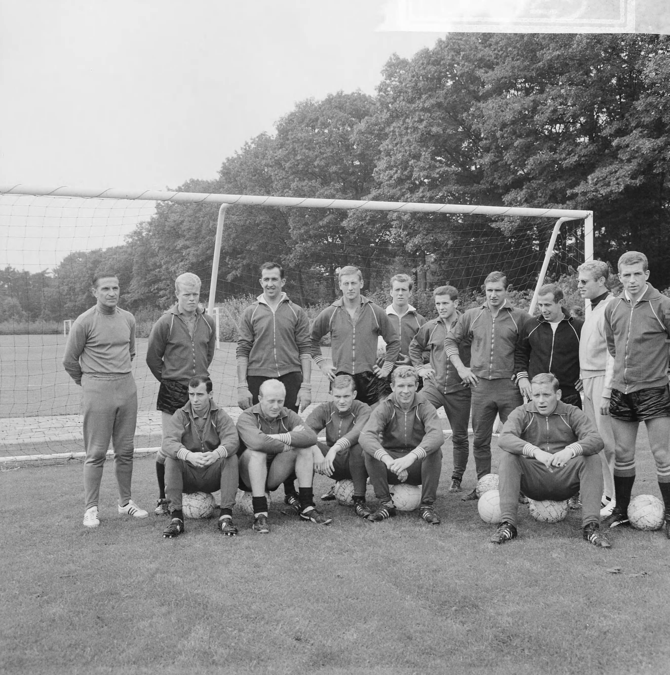 Fotocollectie Anefo — Training Feijenoord op het KNVB Sportcentrum te Zeist, spelers Feijenoord [staand vlnr. trainer Willy Kment, Romeijn, Pieters Graafland, Libregts, Bert Kik (reservekeeper), Weering, Veldhoen, Bouwmeester, verzorger Gerard Meijer, Haak. Zittend vlnr. Moulijn, Kruiver, Venneker, Kraay, Fransen] — Foto: Nijs, Jac. de / Anefo. Licentie: Set B: Rechtenvrij / Publiek Domein. Bron: Nationaal Archief. http://hdl.handle.net/10648/aabf20d6-d0b4-102d-bcf8-003048976d84
