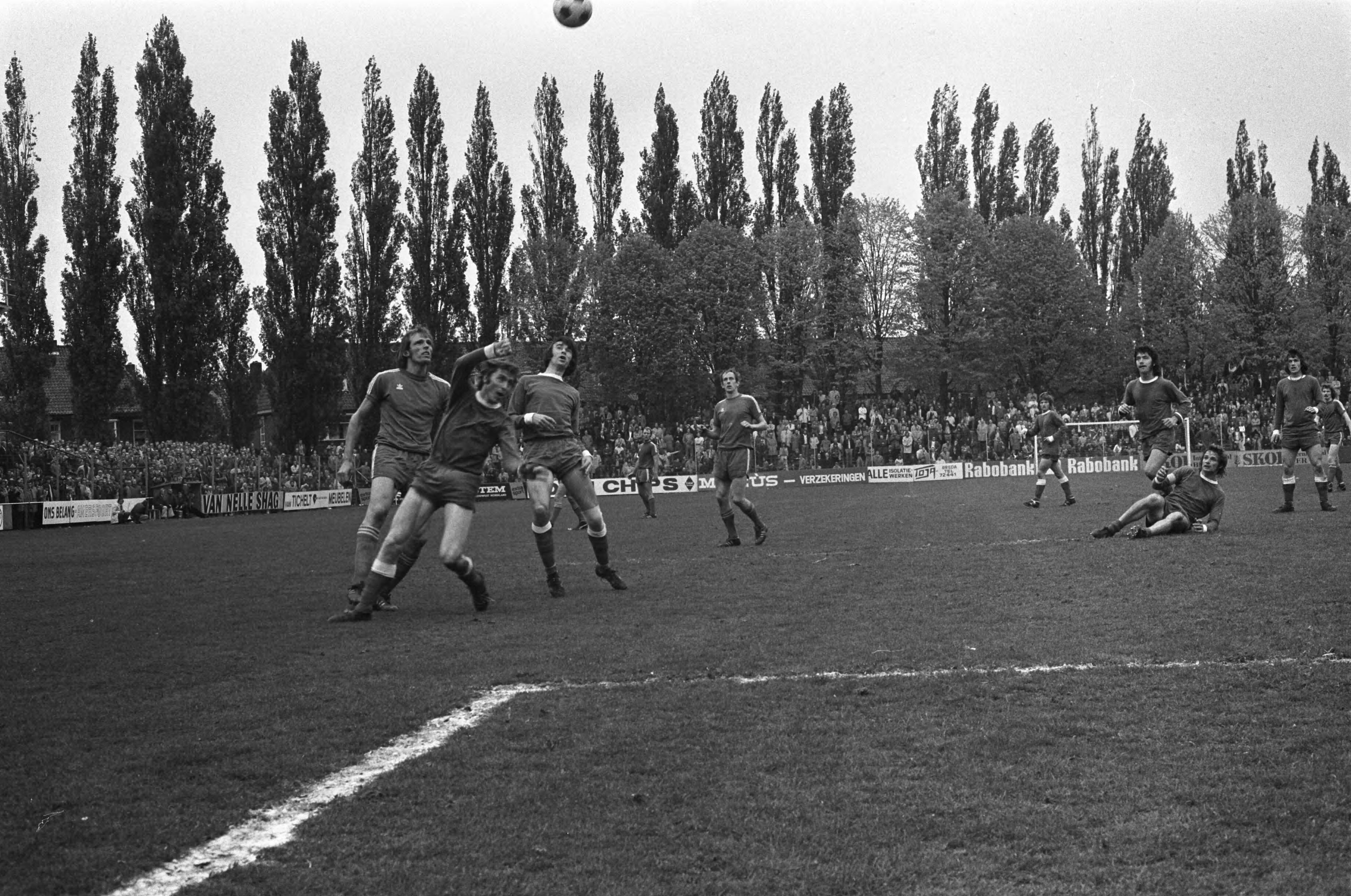 Fotocollectie Anefo — NAC tegen NEC 1-3, spelmomenten — Foto: Mieremet, Rob / Anefo. Licentie: Set B: Rechtenvrij / Publiek Domein. Bron: Nationaal Archief. http://hdl.handle.net/10648/ac48d19a-d0b4-102d-bcf8-003048976d84