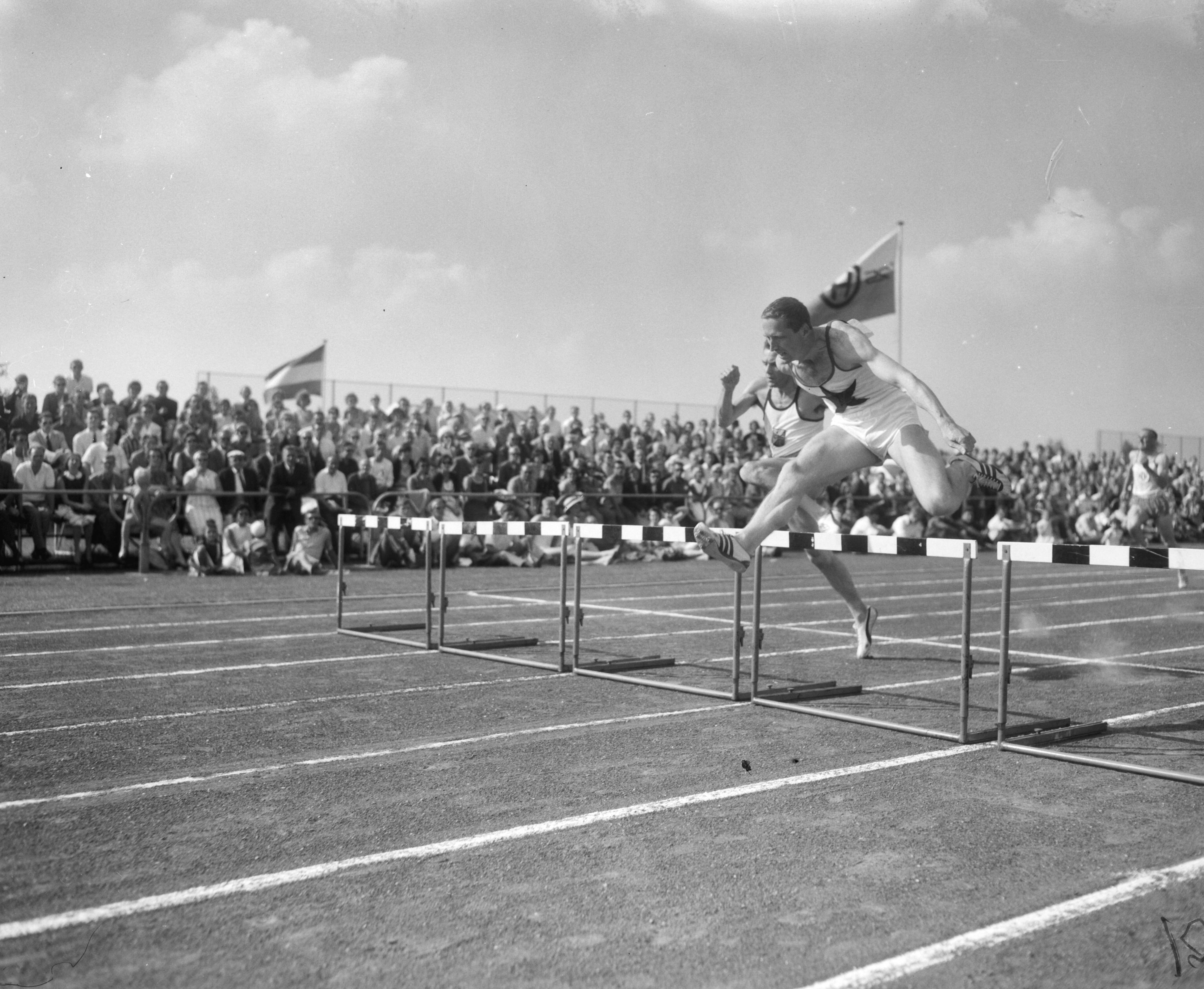 Fotocollectie Anefo — Nationale Atletiekwedstrijden te Haarlem, Nederlands kampioen 200 meter horden M. Bos hier in aktie — Foto: Bilsen, Joop van / Anefo. Licentie: Set B: Rechtenvrij / Publiek Domein. Bron: Nationaal Archief. http://hdl.handle.net/10648/aaf72562-d0b4-102d-bcf8-003048976d84