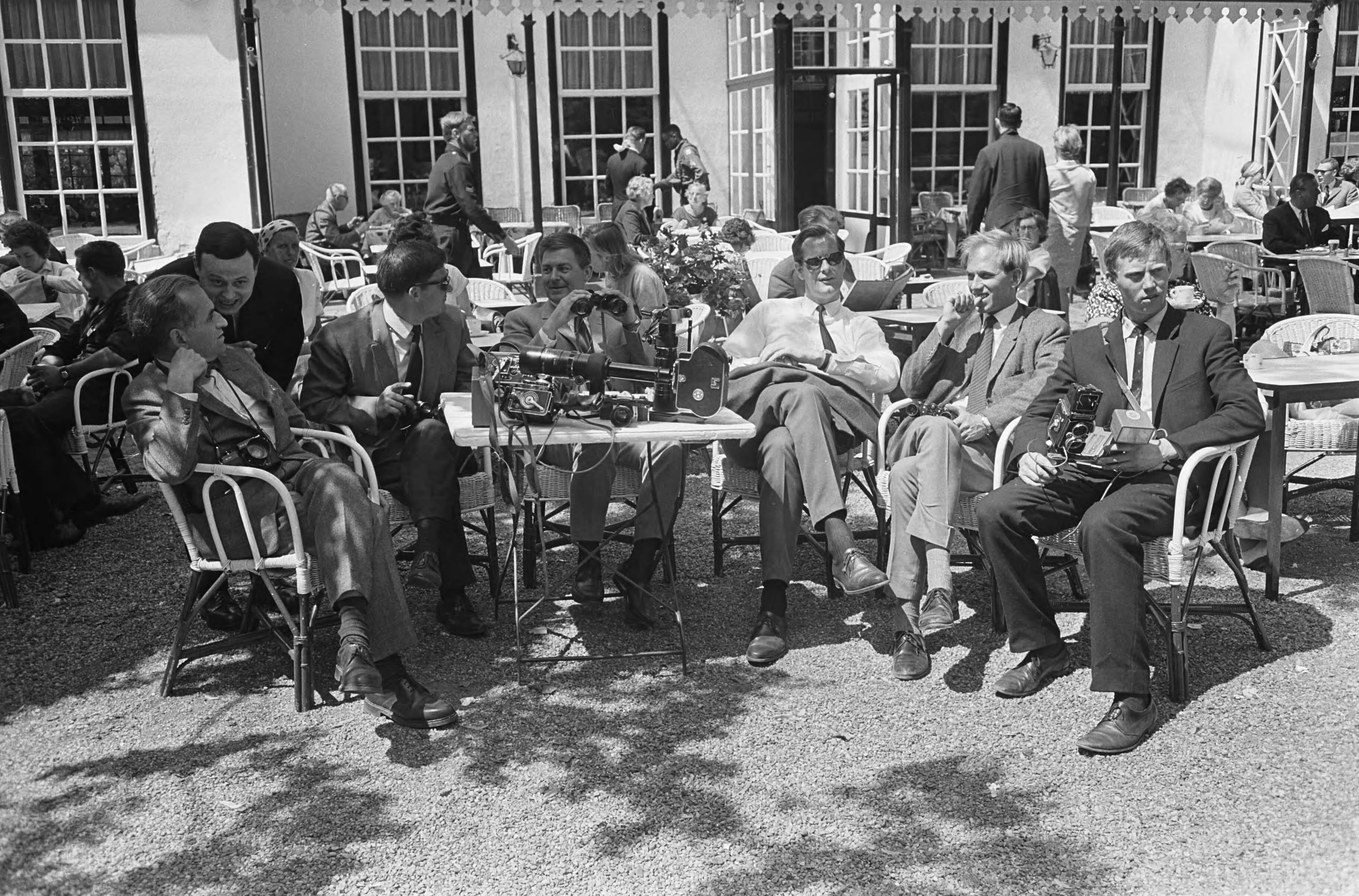 Fotocollectie Anefo — Verloving prinses Beatrix en Claus von Amsberg. Wachten op Claus, fotografen wachten op terrasje tegenover kasteel Drakensteyn — Foto: Koch, Eric / Anefo. Licentie: Set B: Rechtenvrij / Publiek Domein. Bron: Nationaal Archief. http://hdl.handle.net/10648/aab005d8-d0b4-102d-bcf8-003048976d84