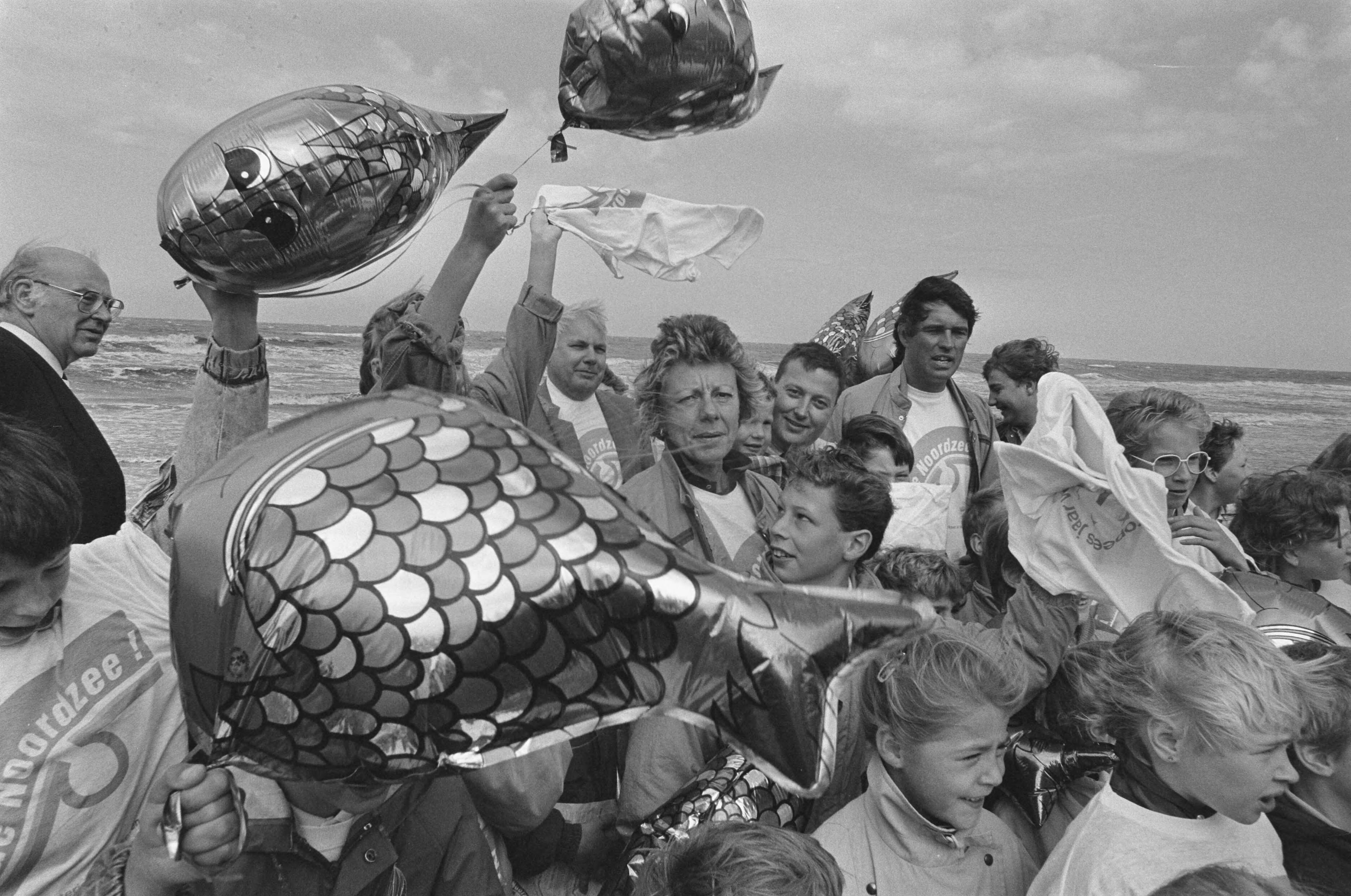 Fotocollectie Anefo — Minister Smit Kroes van V&W geeft op strand Zandvoort startsein voor actie "Leve de Noordzee" — Foto: Bogaerts, Rob / Anefo. Licentie: Set B: Rechtenvrij / Publiek Domein. Bron: Nationaal Archief. http://hdl.handle.net/10648/ad6139a0-d0b4-102d-bcf8-003048976d84