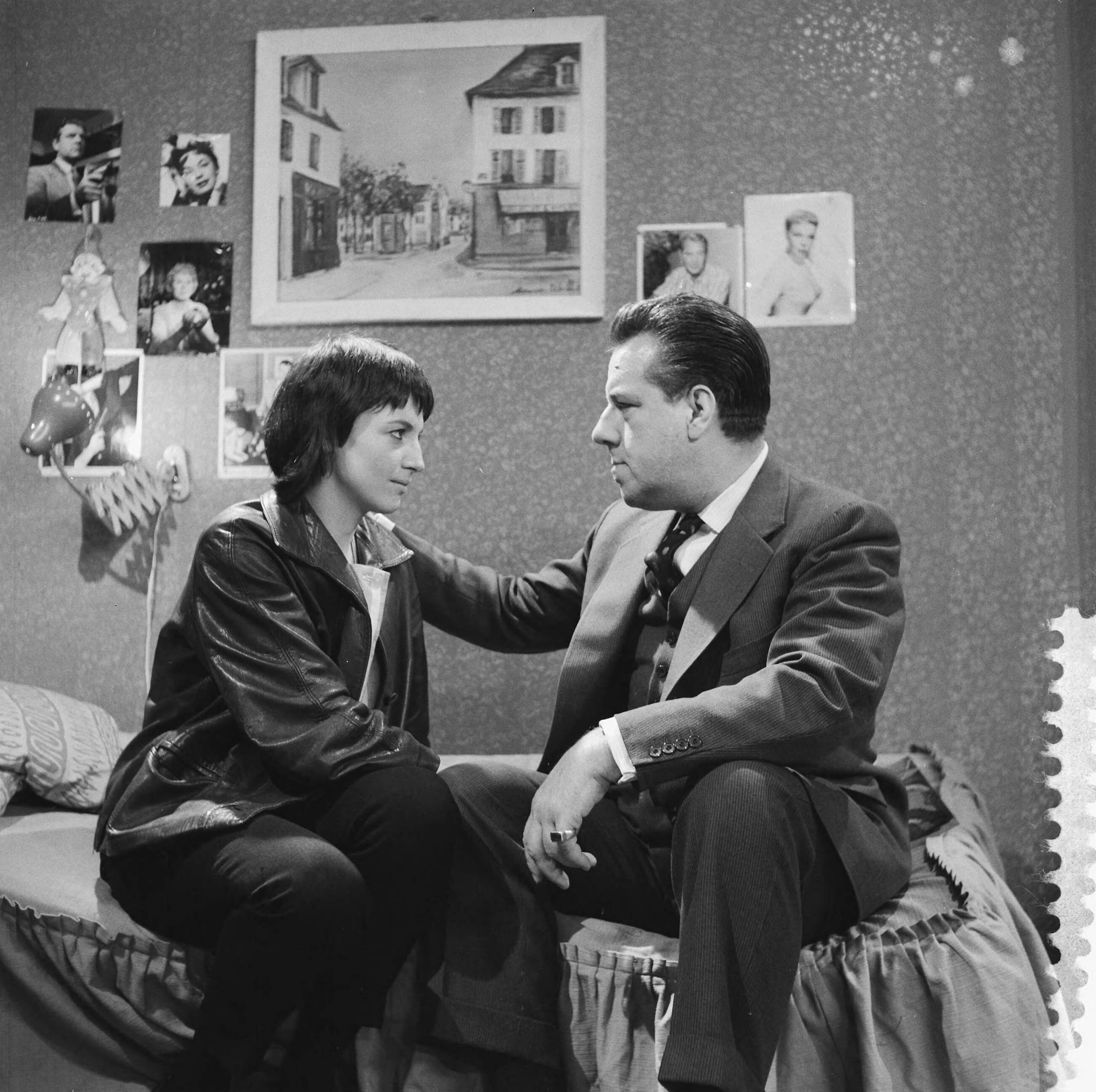Fotocollectie Anefo — VARA televisieserie "Bijna Twintig". Eenakter "Toen ik bijna twintig was¨van J.G. Toonder. Kitty Courbouis en Ko van Dijk — Foto: Lindeboom, Henk / Anefo. Licentie: Set B: Rechtenvrij / Publiek Domein. Bron: Nationaal Archief. http://hdl.handle.net/10648/a9cc9fe6-d0b4-102d-bcf8-003048976d84