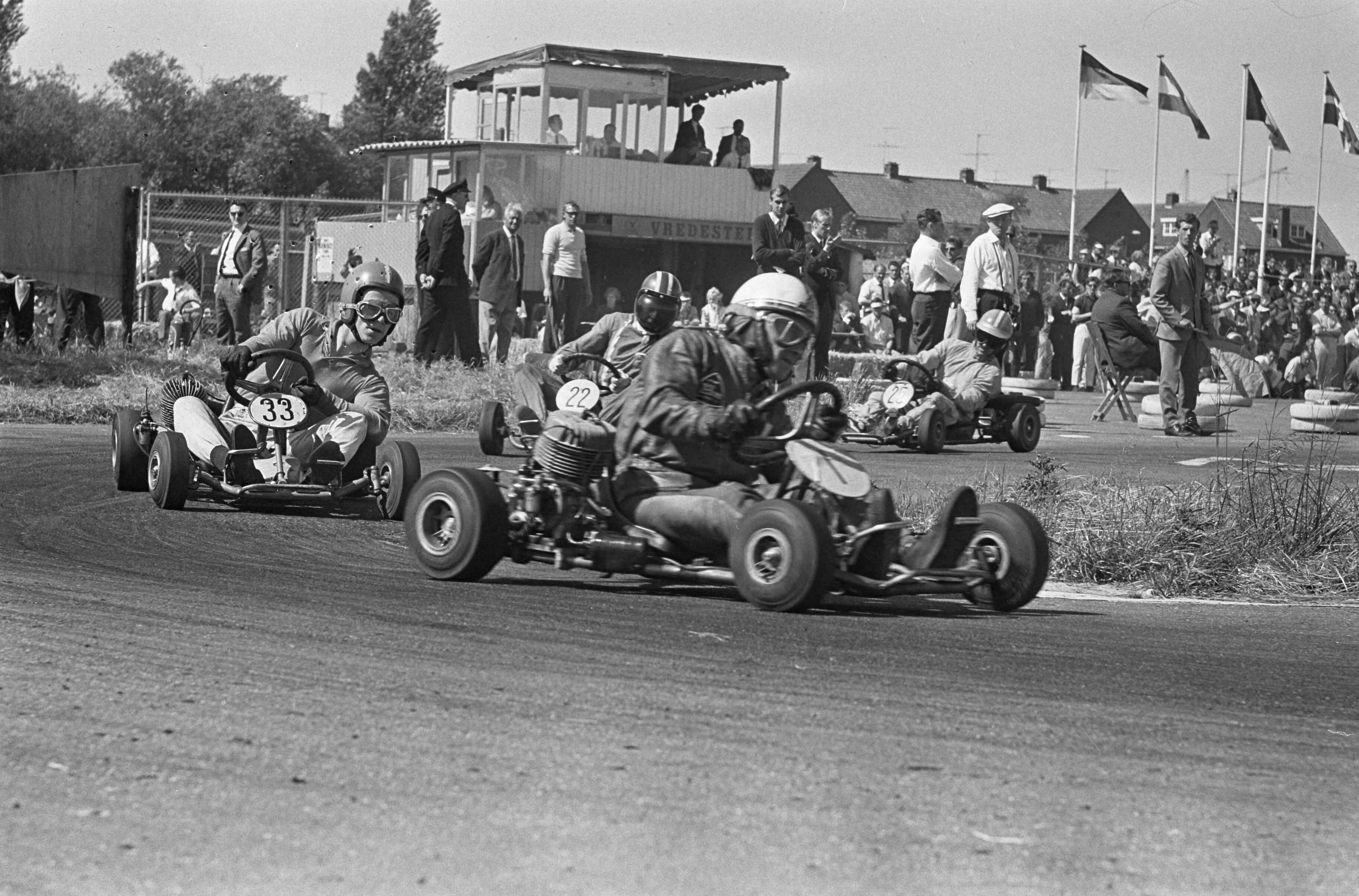 Fotocollectie Anefo — Europese kampioenschappen Karting in Leidschendam, wereldkampioen Guido Sala (nr. 1) voor Dick van Staalduinen (nr. 33) — Foto: Koch, Eric / Anefo. Licentie: Set B: Rechtenvrij / Publiek Domein. Bron: Nationaal Archief. http://hdl.handle.net/10648/aaae7bf0-d0b4-102d-bcf8-003048976d84