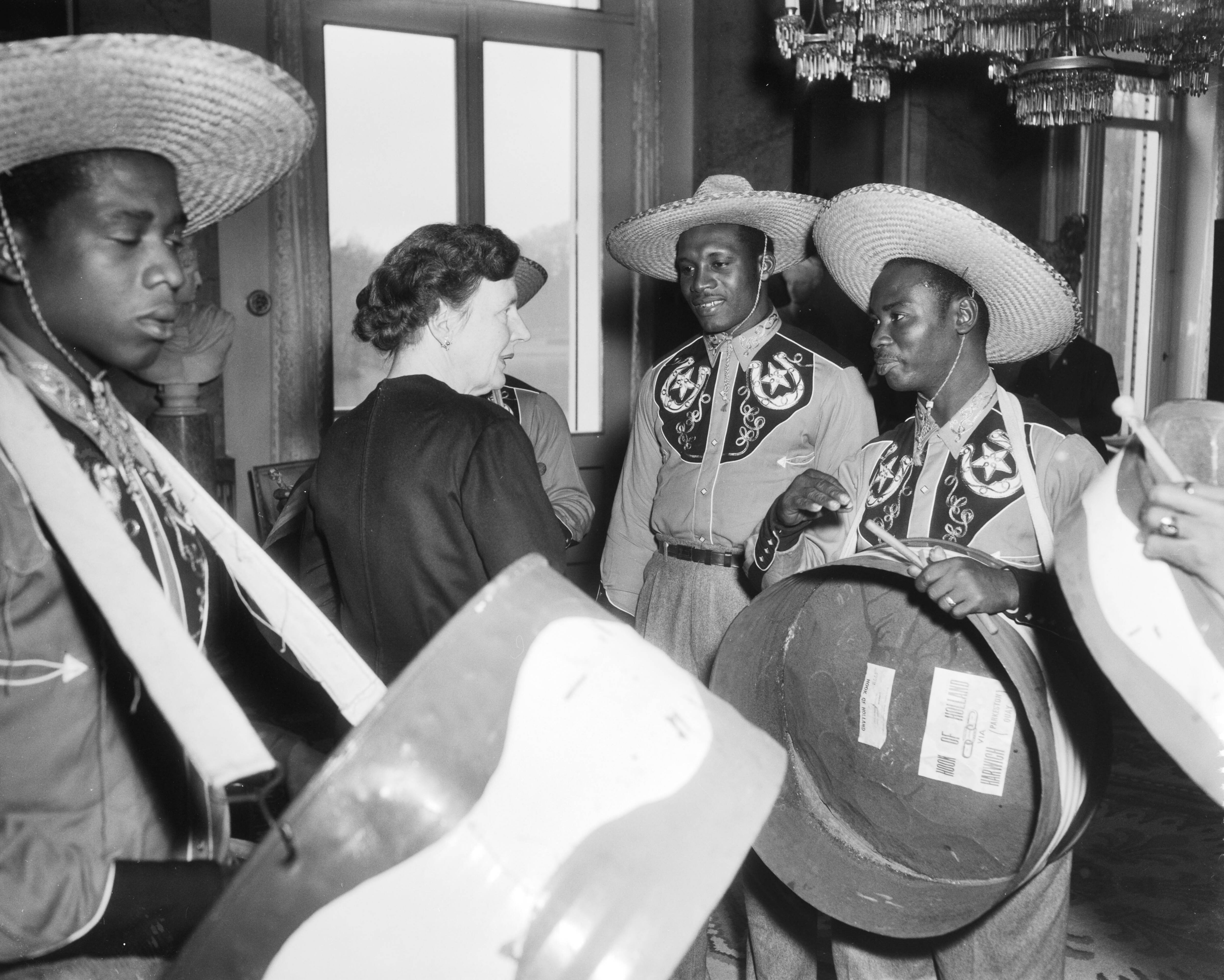 Fotocollectie Anefo — Koningin Juliana ontvangt de 'Golden Rock Steelband' van St. Eustatius op paleis Soestdijk — Foto: Pot, Harry / Anefo. Licentie: Set B: Rechtenvrij / Publiek Domein. Bron: Nationaal Archief. http://hdl.handle.net/10648/a9726b7a-d0b4-102d-bcf8-003048976d84