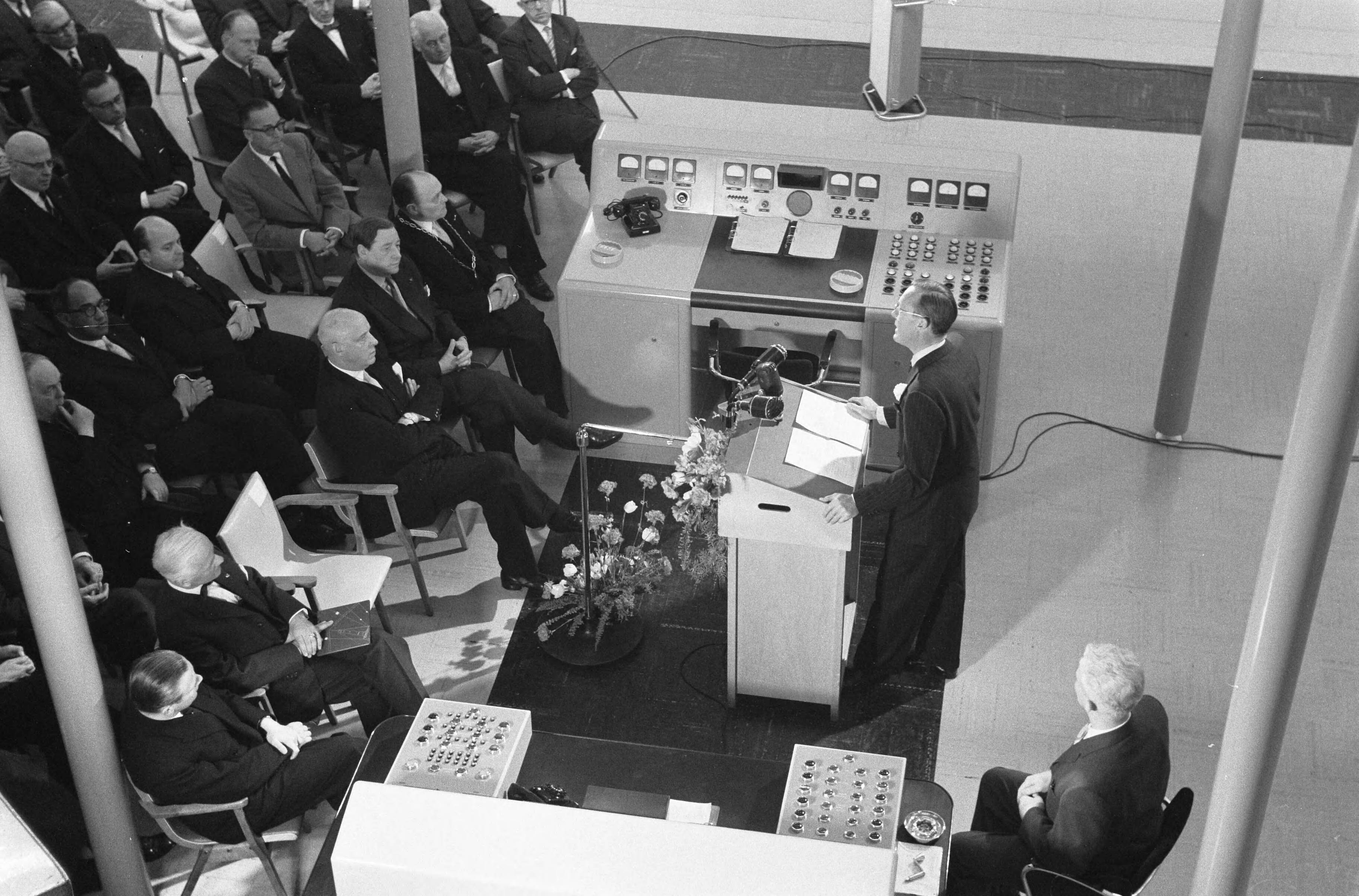 Fotocollectie Anefo — Prins Bernhard stelt het zenderpark van de Wereldomroep te IJsselstein in gebruik, Prins Bernhard tijdens zijn rede — Foto: Pot, Harry / Anefo. Licentie: Set B: Rechtenvrij / Publiek Domein. Bron: Nationaal Archief. http://hdl.handle.net/10648/a9ada6ea-d0b4-102d-bcf8-003048976d84
