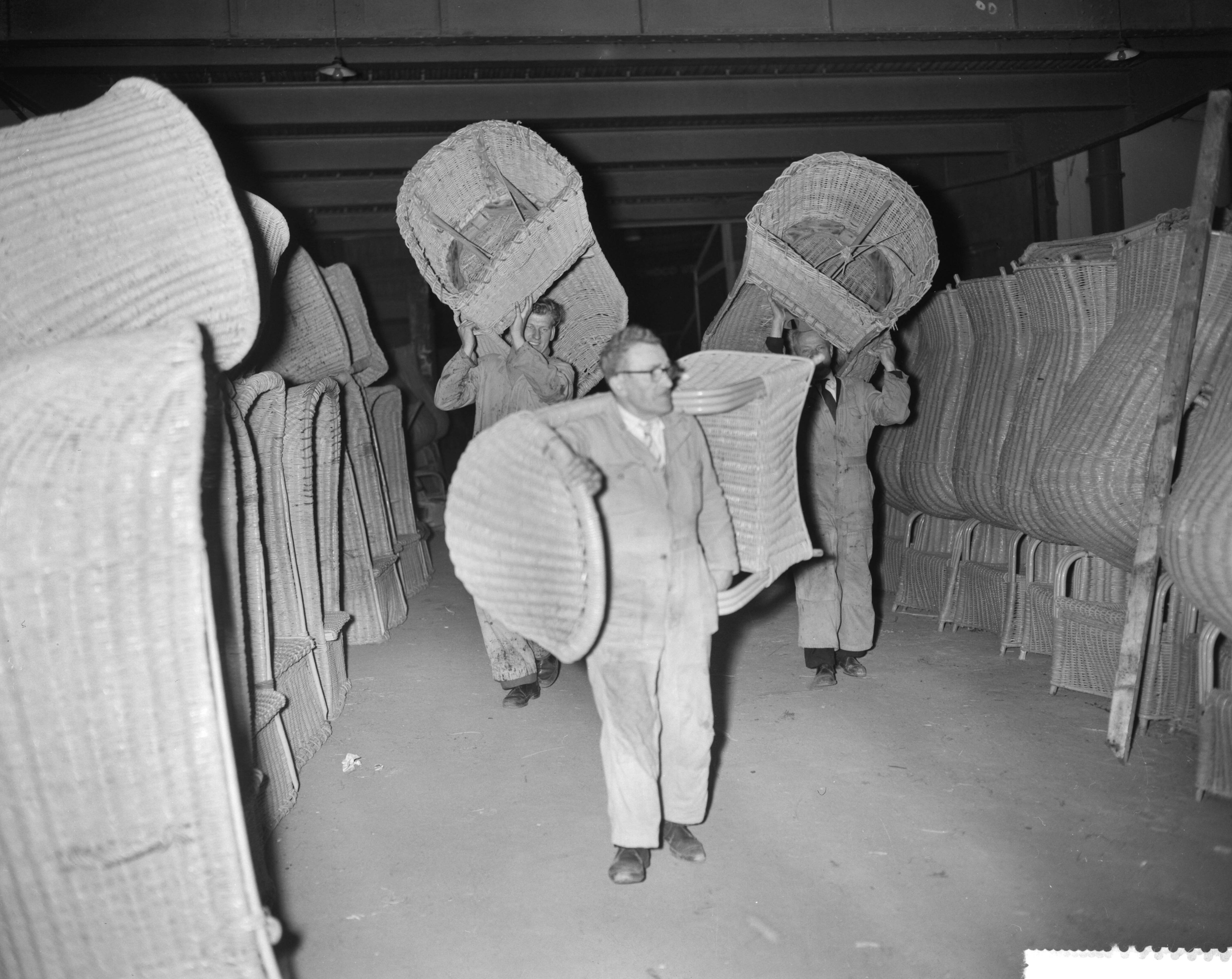 Fotocollectie Anefo — Voorbereidingen strandseizoen in Scheveningen. De strandstoelen worden uit de opslag gehaald — Foto: Bilsen, Joop van / Anefo. Licentie: Set B: Rechtenvrij / Publiek Domein. Bron: Nationaal Archief. http://hdl.handle.net/10648/a9cb3926-d0b4-102d-bcf8-003048976d84