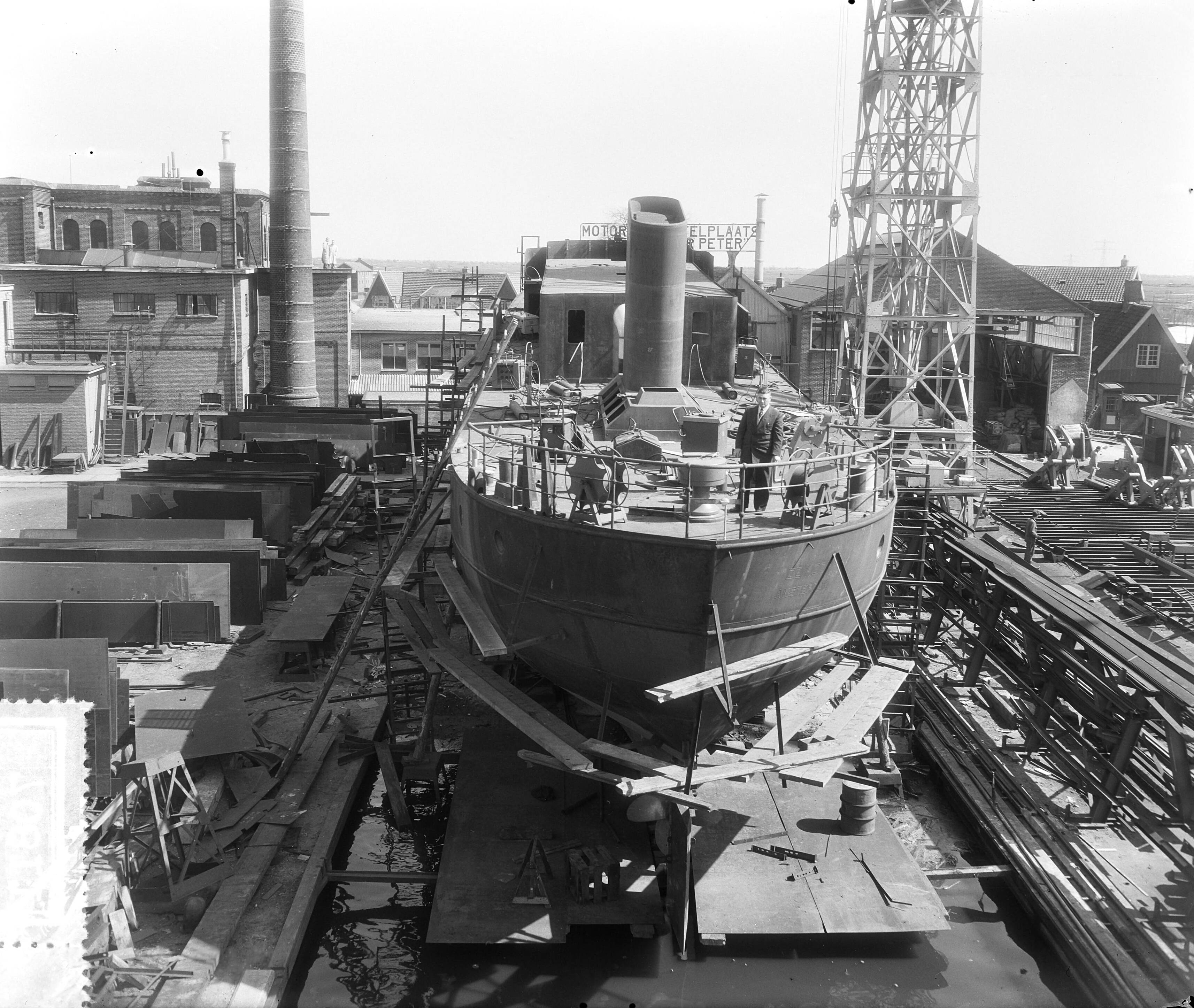 Fotocollectie Anefo — Bouw hospitaal-kerkschip (HKS) "De Hoop" bij de N.V. Zaanlandse Scheepbouw Maatschappij te Zaandam — Foto: Rossem, Wim van / Anefo. Licentie: Set B: Rechtenvrij / Publiek Domein. Bron: Nationaal Archief. http://hdl.handle.net/10648/a9339f94-d0b4-102d-bcf8-003048976d84