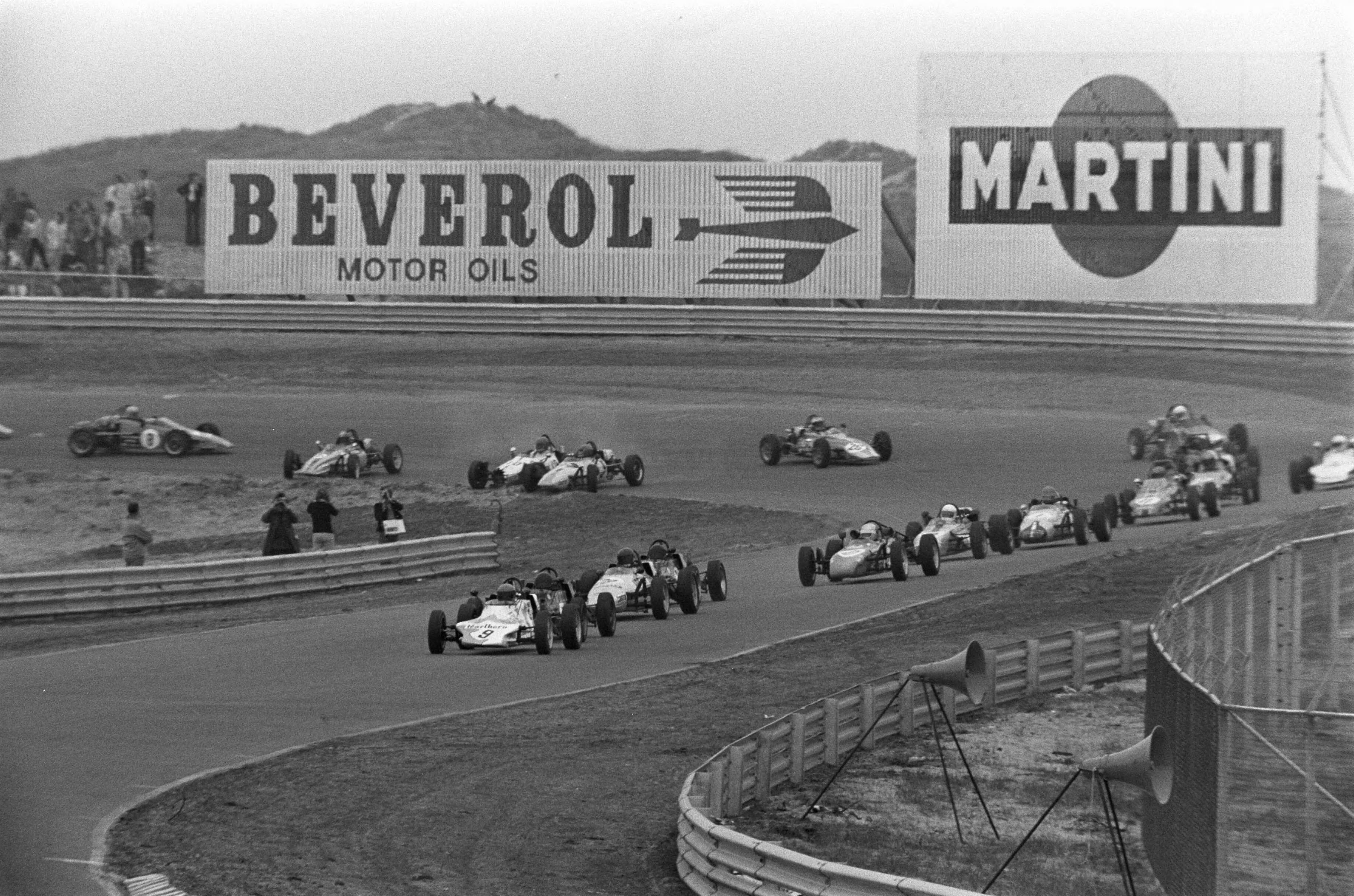Fotocollectie Anefo — Pinksterraces op circuit Zandvoort, nummer 26, 27 en 28 Formule Ford in aktie — Foto: Mieremet, Rob / Anefo. Licentie: Set B: Rechtenvrij / Publiek Domein. Bron: Nationaal Archief. http://hdl.handle.net/10648/ac2ef57c-d0b4-102d-bcf8-003048976d84
