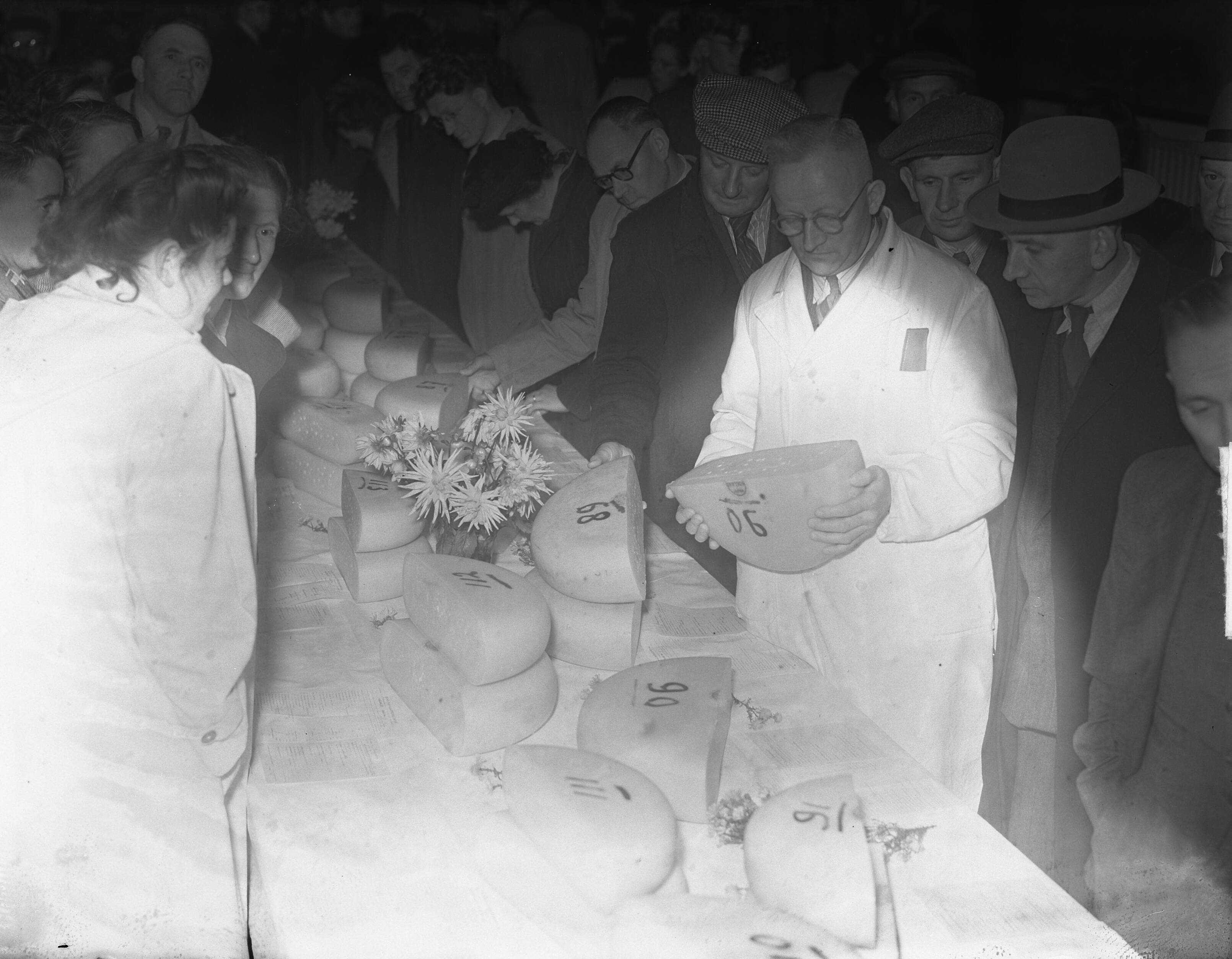 Fotocollectie Anefo — Najaarsmarkt met kaasdag in Bodegraven / vergeeld — Foto: Nijs, Jac. de / Anefo. Licentie: Set B: Rechtenvrij / Publiek Domein. Bron: Nationaal Archief. http://hdl.handle.net/10648/a8e088ea-d0b4-102d-bcf8-003048976d84