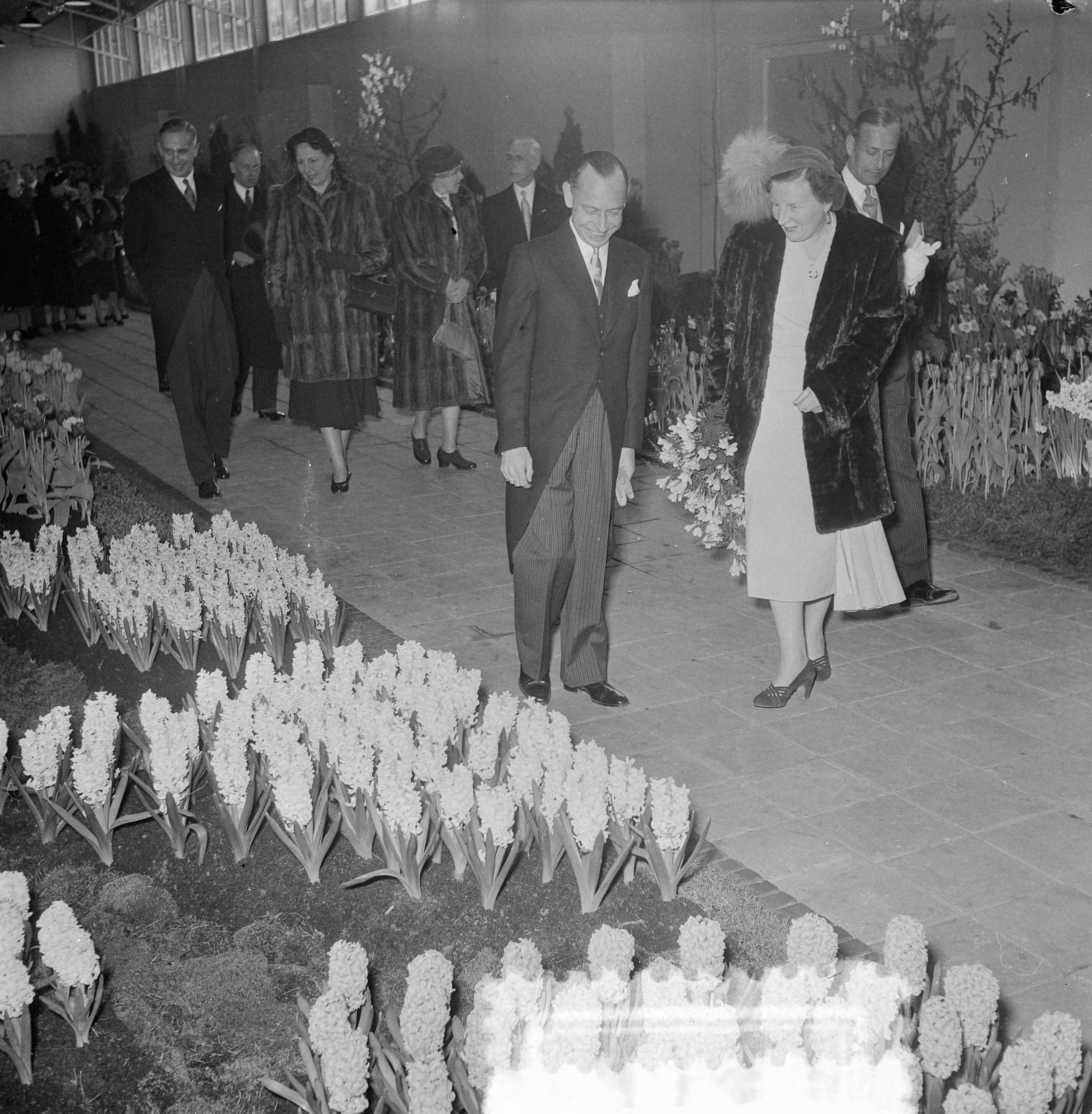 Koningin Juliana opent "Flora" te Heemstede — Foto: Noske, J.D. / Anefo. — Licentie: Set B: Rechtenvrij / Publiek Domein. Bron: Nationaal Archief. http://hdl.handle.net/10648/a90834f8-d0b4-102d-bcf8-003048976d84