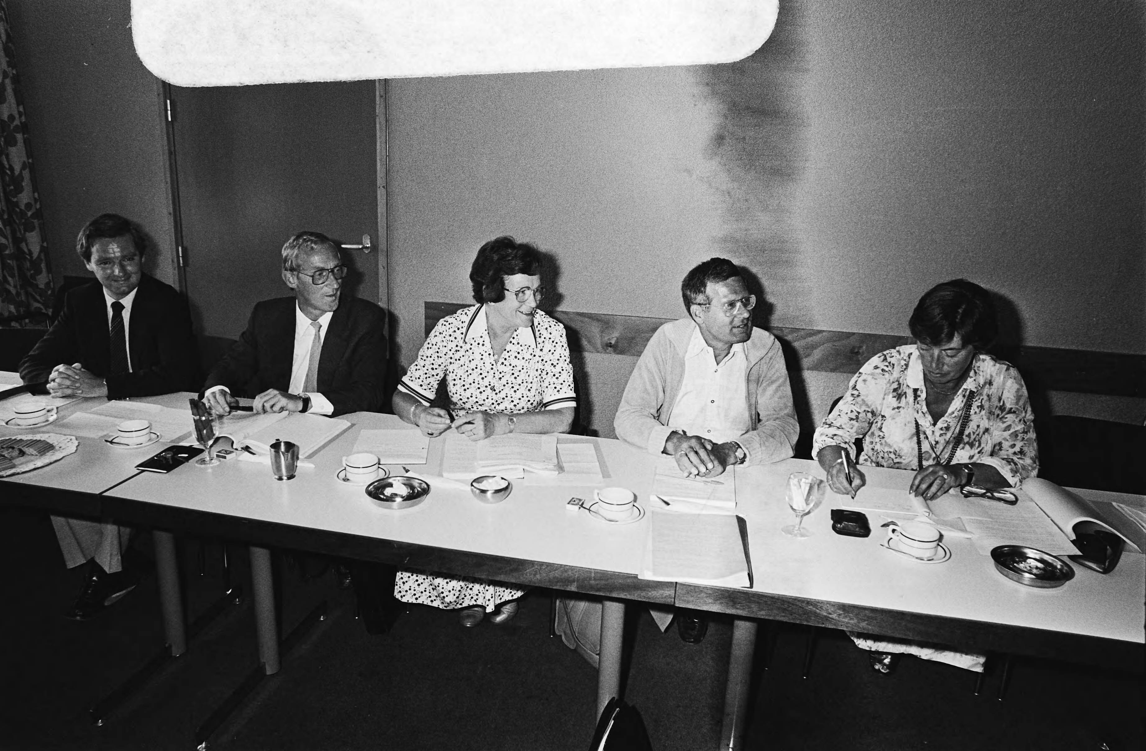 Problemen hartkliniek De Klokkenberg te Breda — Gesprek met kamerleden over problemen — Foto: Antonisse, Marcel / Anefo. Licentie: Set B: Rechtenvrij / Publiek Domein. Bron: Nationaal Archief. http://hdl.handle.net/10648/ace5de90-d0b4-102d-bcf8-003048976d84