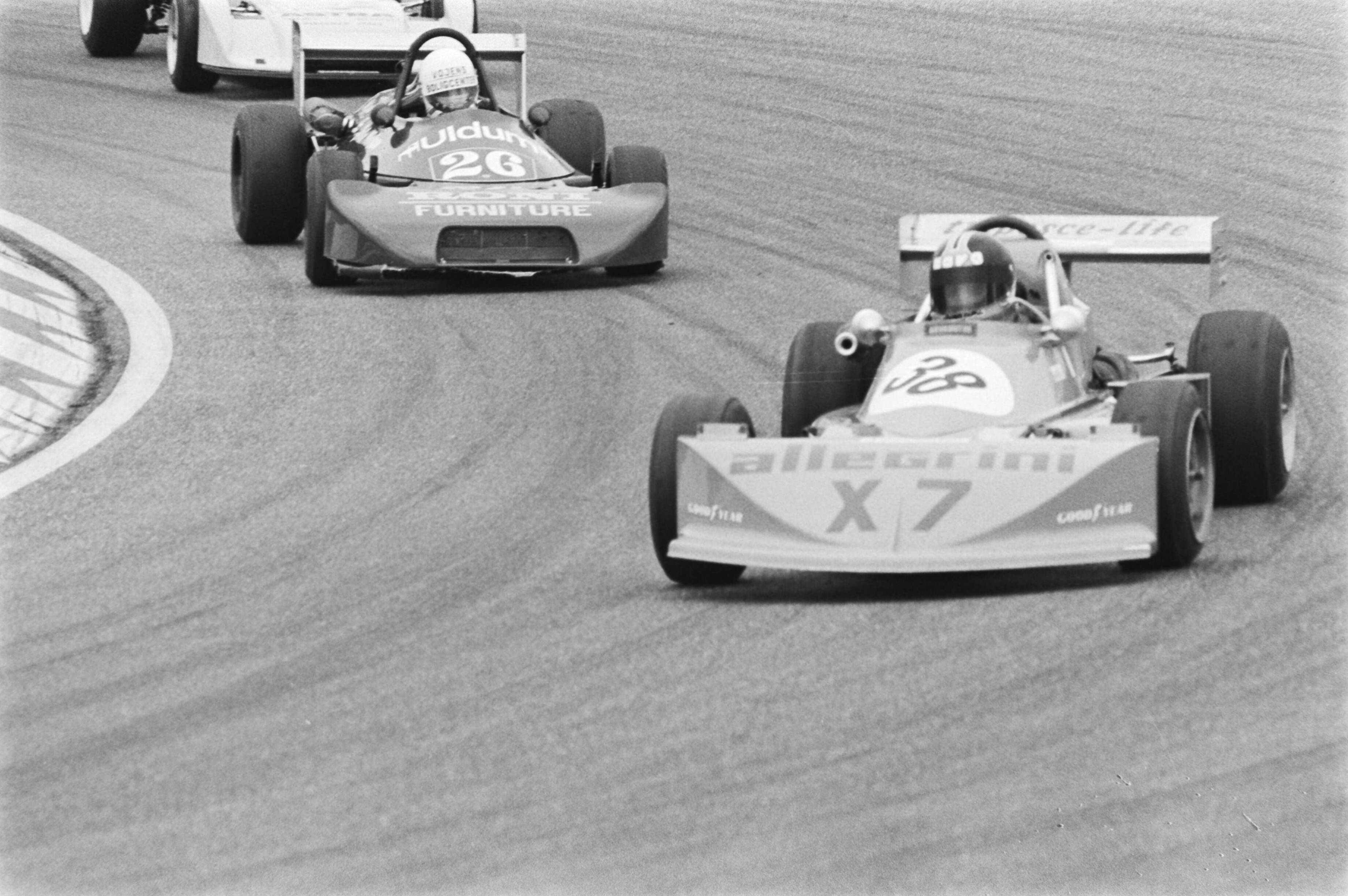 Paasraces Zandvoort 1977 — Start van de Formule 3 race — Foto: Suyk, Koen / Anefo. Licentie: Set B: Rechtenvrij / Publiek Domein. Bron: Nationaal Archief. http://hdl.handle.net/10648/ac9973a2-d0b4-102d-bcf8-003048976d84