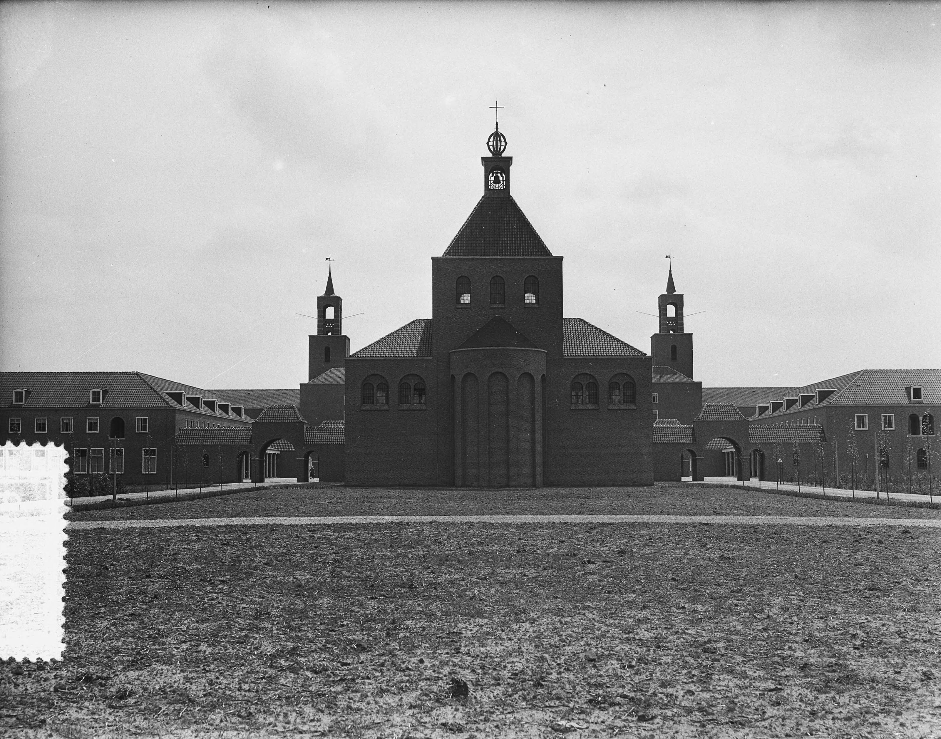 Fotocollectie Anefo — Het sanatorium "Klokkenberg" in Breda dat op 7 juli door koningin Juliana zal worden geopend — Foto: Bilsen, Joop van / Anefo. Licentie: Set B: Rechtenvrij / Publiek Domein. Bron: Nationaal Archief. http://hdl.handle.net/10648/a9241312-d0b4-102d-bcf8-003048976d84