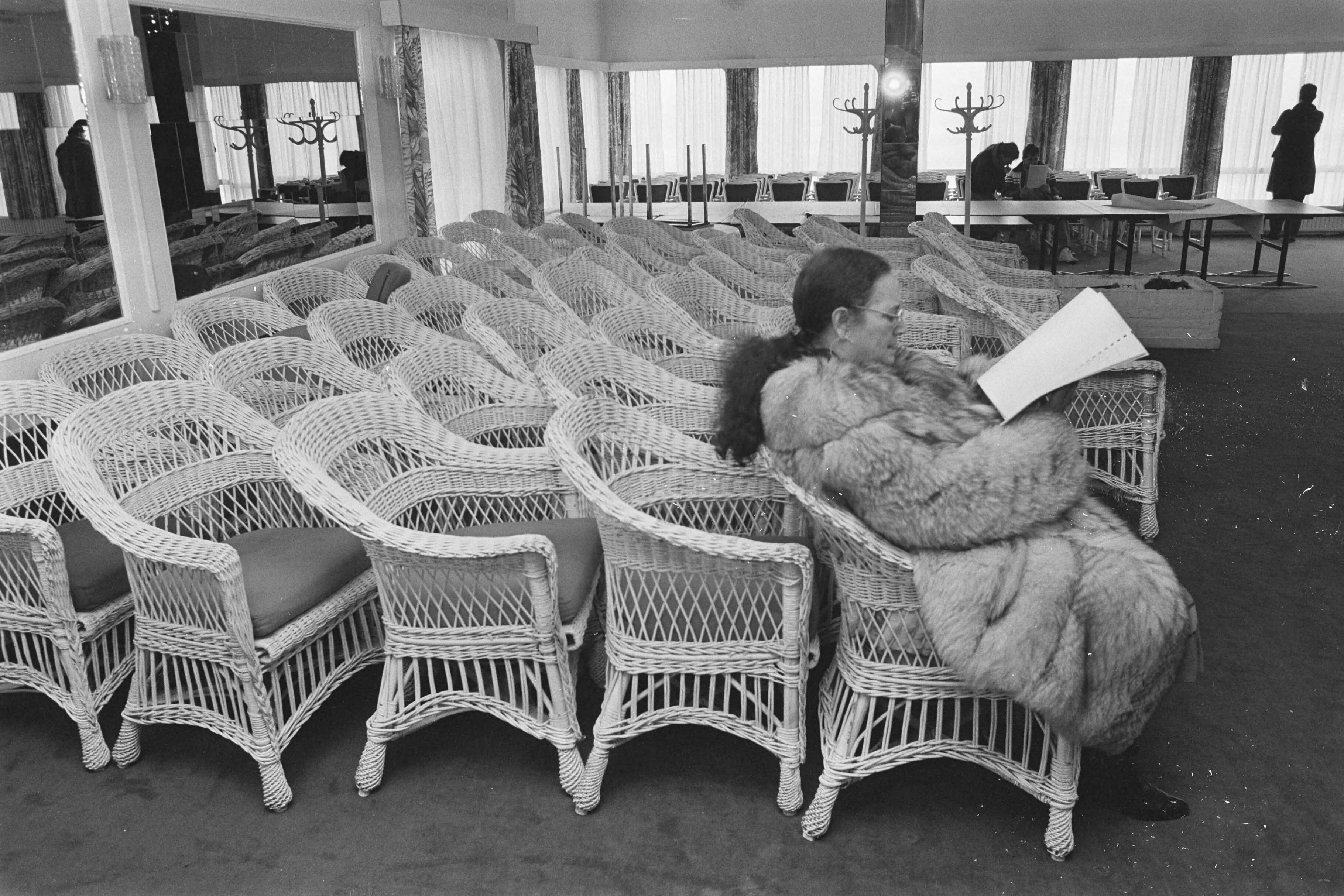 Fotocollectie Anefo — Executieverkoop inventaris Hotel Restaurant Bouwes in Zandvoort; uitrusten temidden van restaurant-inventaris — Foto: Croes, Rob C. / Anefo. Licentie: Set B: Rechtenvrij / Publiek Domein. Bron: Nationaal Archief. http://hdl.handle.net/10648/ad5abf08-d0b4-102d-bcf8-003048976d84