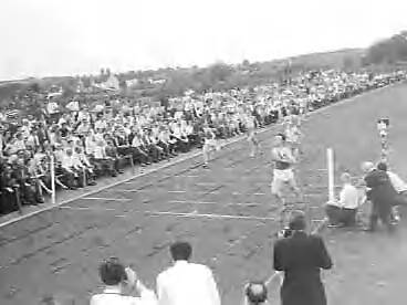 Fotocollectie Anefo — Atletiek. Landenwedstrijd Nederland tegen België in Maastricht, finish 400 meter. De afstand werd gewonnen door de Belg De Clerck voor Karenbeld en Van Stichel (B.) — Foto: Bilsen, Joop van / Anefo. Licentie: Set B: Rechtenvrij / Publiek Domein. Bron: Nationaal Archief. http://hdl.handle.net/10648/a982461c-d0b4-102d-bcf8-003048976d84