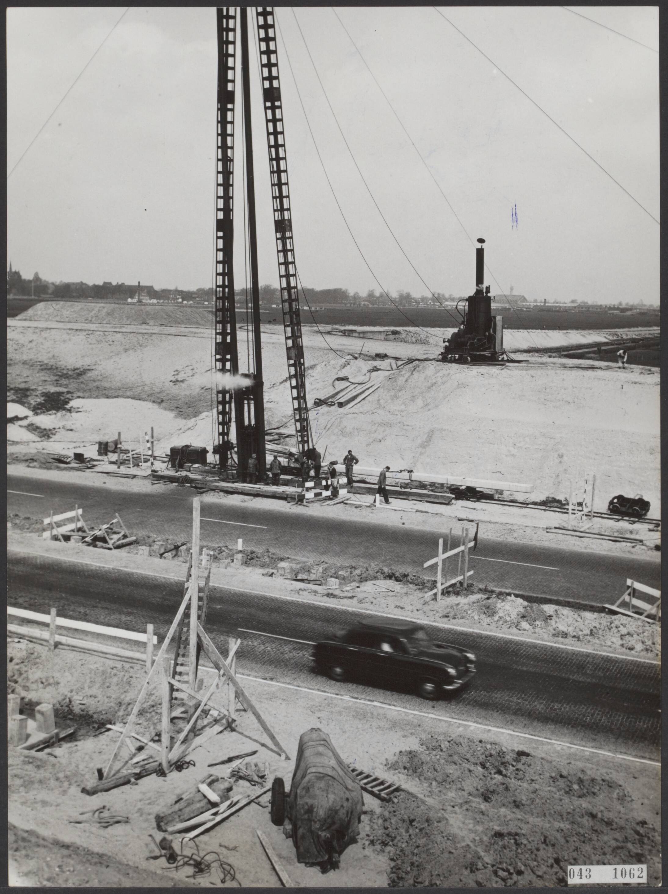 Fotocollectie Elsevier Binnenland — Aanleg viaduct in rijksweg 4a tussen Ypenburg en Voorburg over de weg Den Haag-Utrecht, waardoor het verkeer Amsterdam-Rotterdam niet meer door Den Haag behoeft te rijden — Foto: Fotograaf Onbekend / Anefo. Licentie: Set B: Rechtenvrij / Publiek Domein. Bron: Nationaal Archief. http://hdl.handle.net/10648/adf9f38e-d0b4-102d-bcf8-003048976d84
