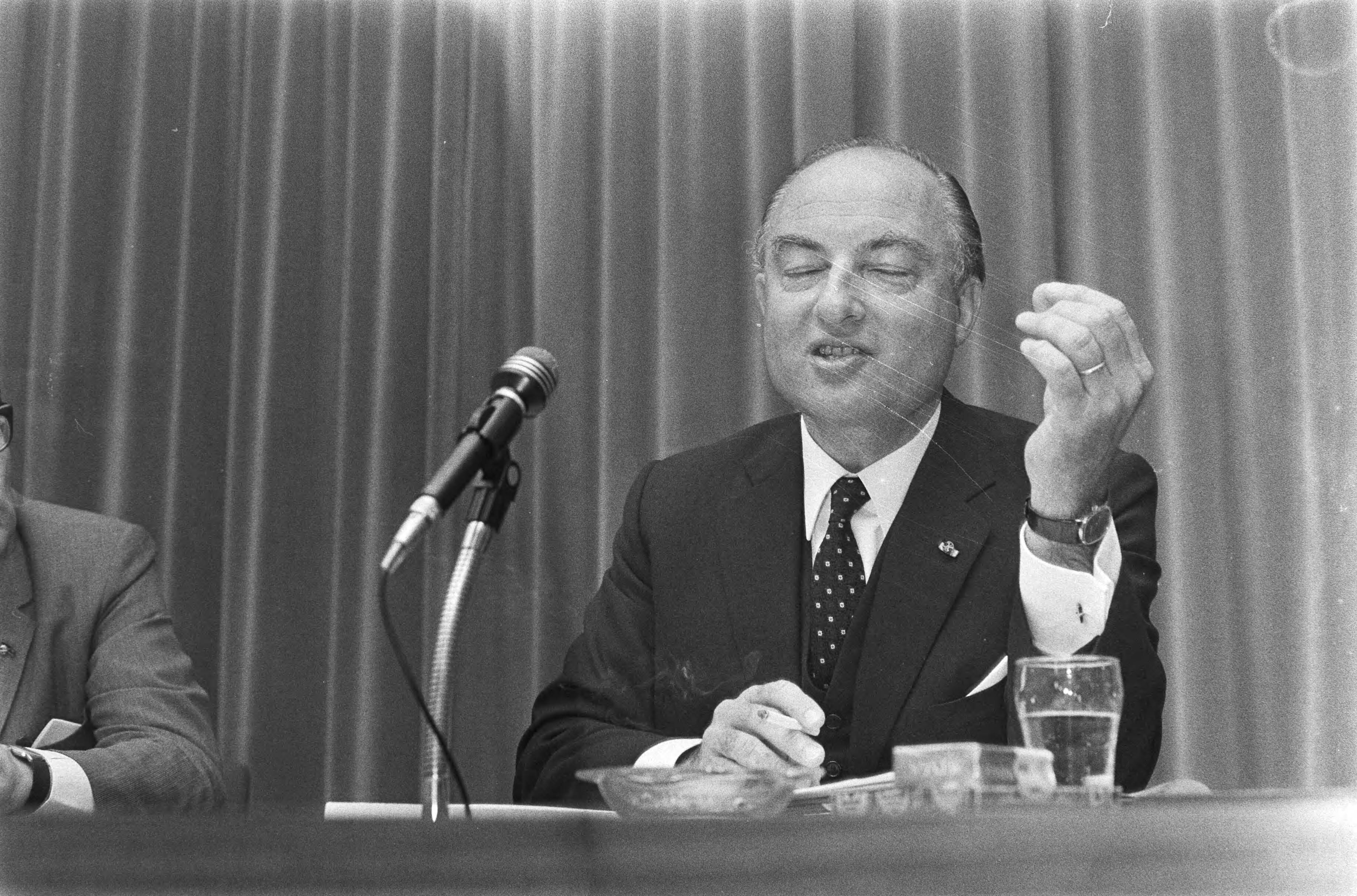 Fotocollectie Anefo — Persconferentie minister Schmelzer van Buitenlandse Zaken op Minister van Buitenlandse Zaken , Den Haag , Schmelzer aan het woord, kop / — Foto: Mieremet, Rob / Anefo. Licentie: Set B: Rechtenvrij / Publiek Domein. Bron: Nationaal Archief. http://hdl.handle.net/10648/abc596a4-d0b4-102d-bcf8-003048976d84