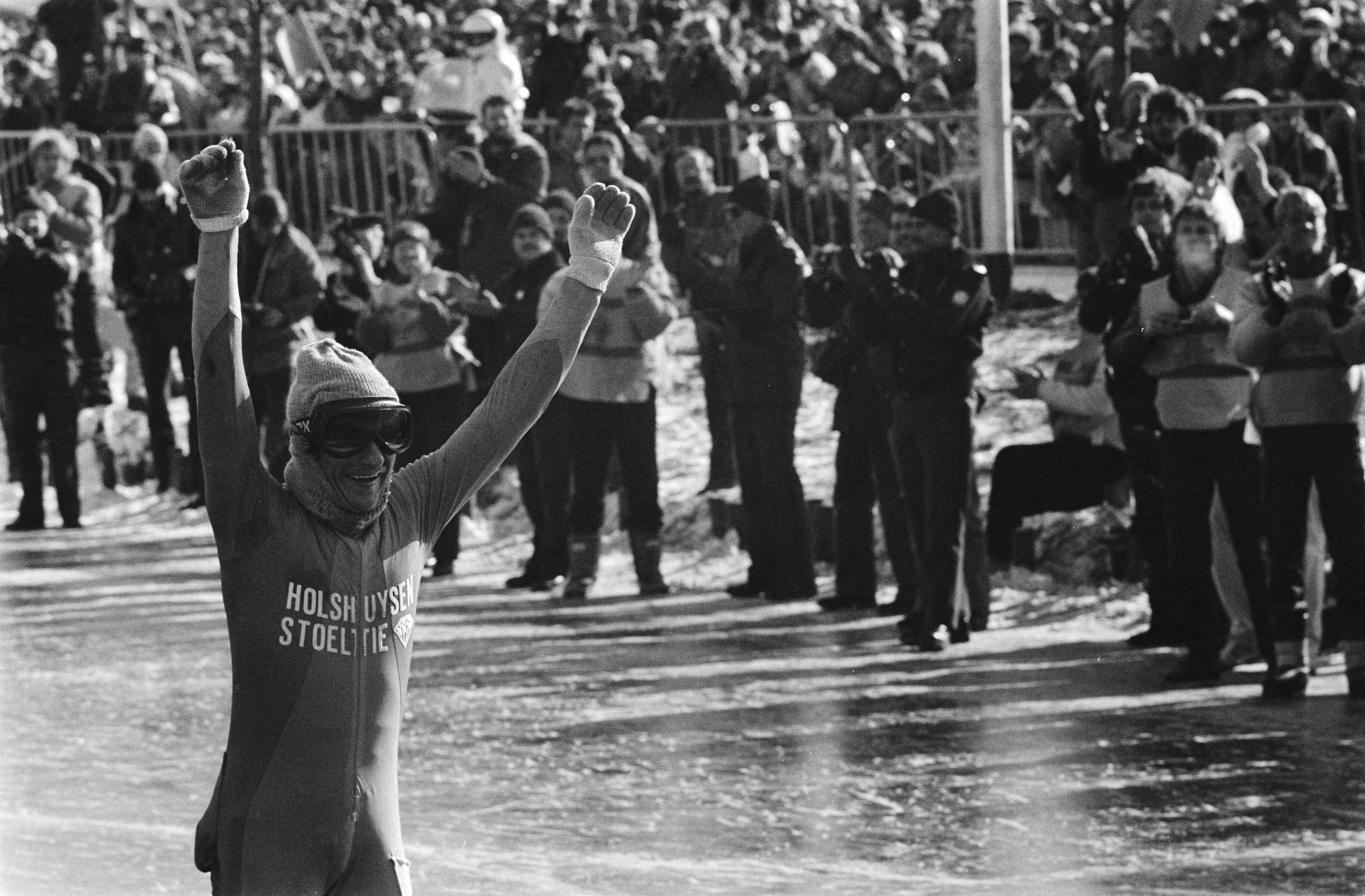 Elfstedentocht 1986 — Evert van Benthem gaat juichend over de finish — Foto: Croes, Rob C. / Anefo. Licentie: Set B: Rechtenvrij / Publiek Domein. Bron: Nationaal Archief. http://hdl.handle.net/10648/ad504e1a-d0b4-102d-bcf8-003048976d84