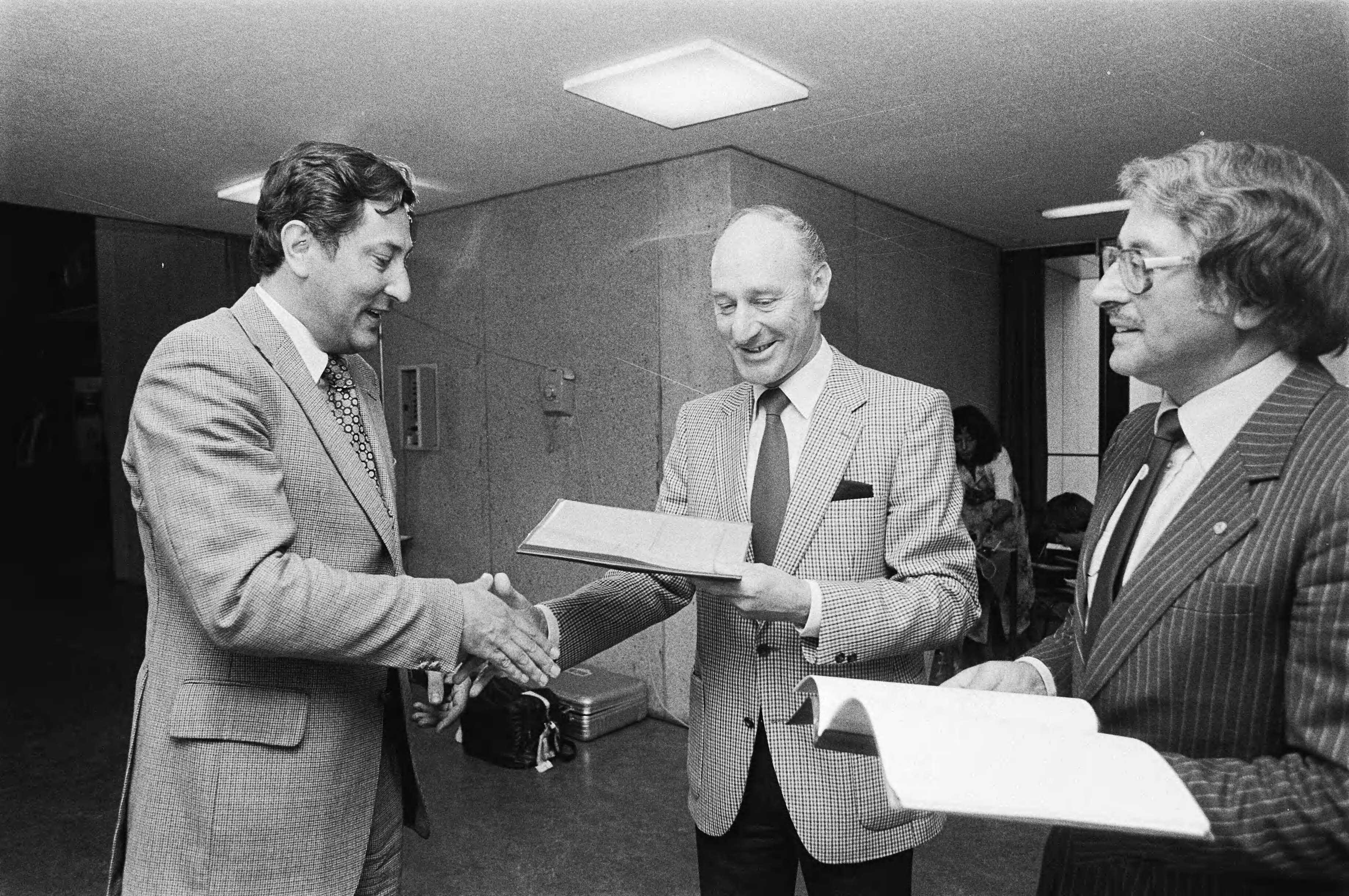 CAO voor contractspelers in het betaald voetbal ondertekend — Staatssecretaris van CRM Wallis de Vries neemt het CAO-contract in ontvangst van Leo van Zandvliet (m), Federatie van Betaald Voetbalorganisaties (FBO) en Karel Jansen (r), Vereniging van Contractspelers (VVCS) — Foto: Dijk, Hans van / Anefo. Licentie: Set B: Rechtenvrij / Publiek Domein. Bron: Nationaal Archief. http://hdl.handle.net/10648/accd7170-d0b4-102d-bcf8-003048976d84