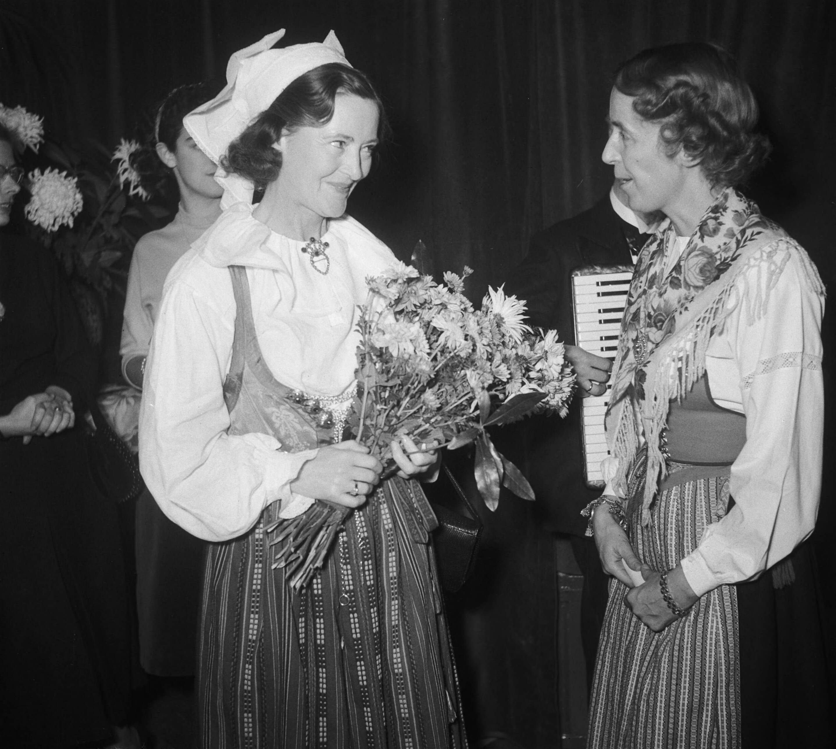 Sint Lucasfeest in de Zwitserse legatie te Den Haag — Foto: Noske, J.D. / Anefo. — Licentie: Set B: Rechtenvrij / Publiek Domein. Bron: Nationaal Archief. http://hdl.handle.net/10648/a8f30222-d0b4-102d-bcf8-003048976d84