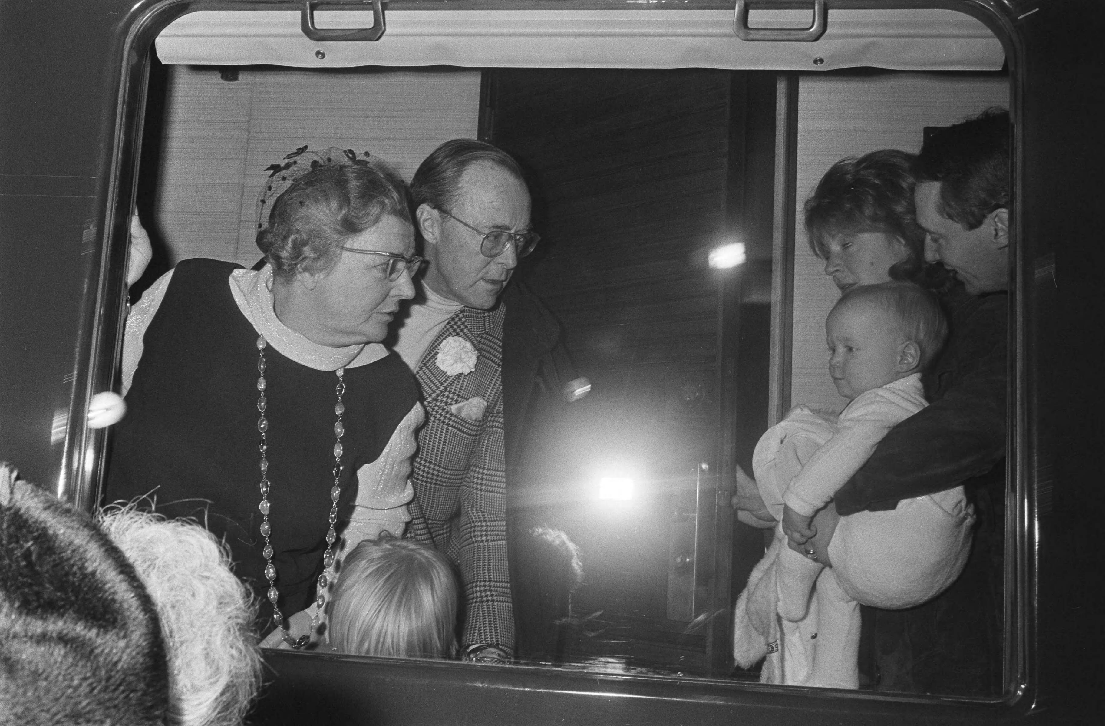 Fotocollectie Anefo — Koninklijke Familie vertrekt per trein naar Lech voor wintervakantie, vanaf Baarn — Foto: Verhoeff, Bert / Anefo. Licentie: Set B: Rechtenvrij / Publiek Domein. Bron: Nationaal Archief. http://hdl.handle.net/10648/abb58a7a-d0b4-102d-bcf8-003048976d84