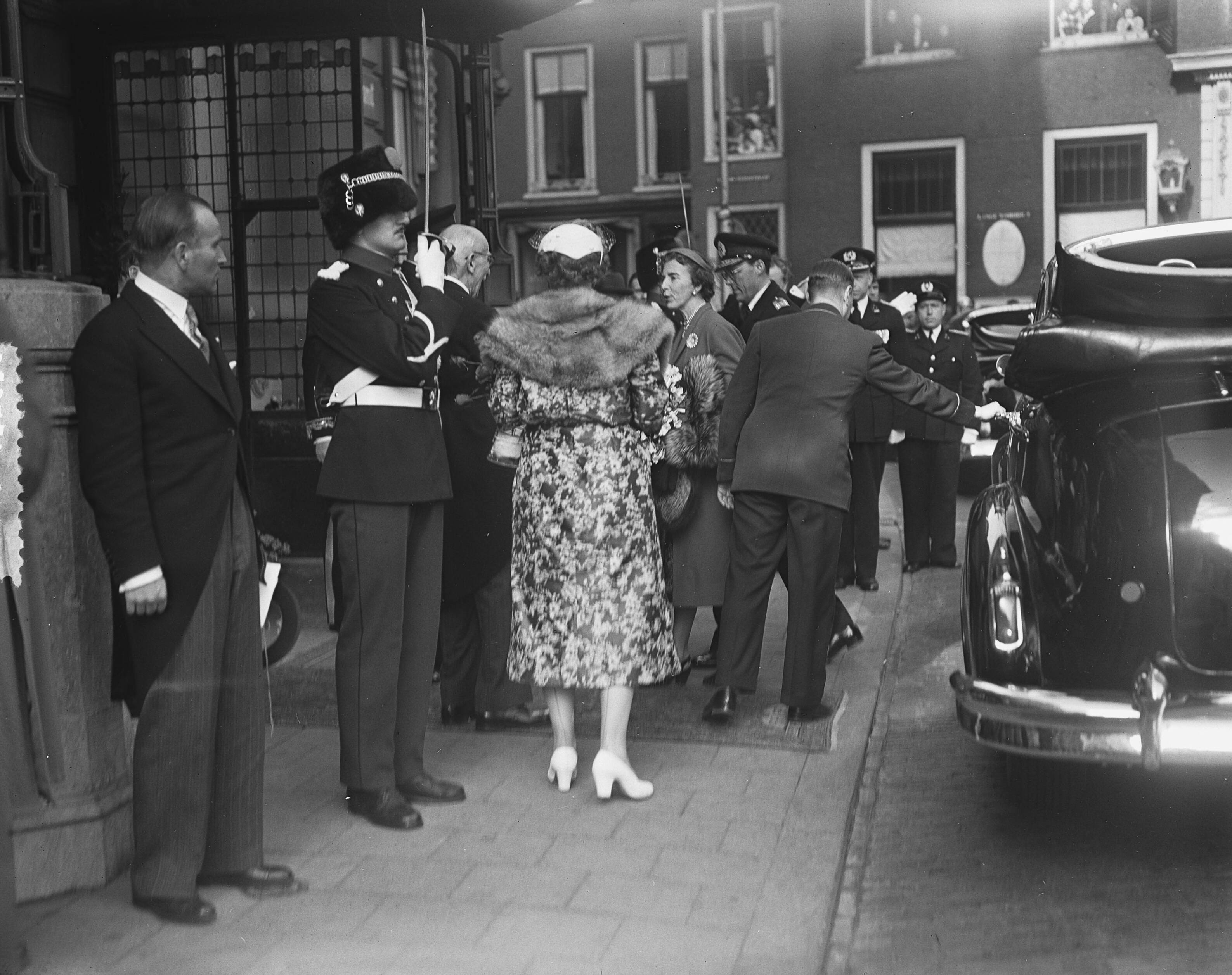 Deens staatsbezoek (1954) — Tweede dag Deens staatsbezoek. Aankomst bij de Deense legatie te Den Haag — Foto: Bilsen, Joop van / Anefo. Licentie: Set B: Rechtenvrij / Publiek Domein. Bron: Nationaal Archief. http://hdl.handle.net/10648/a920cc84-d0b4-102d-bcf8-003048976d84