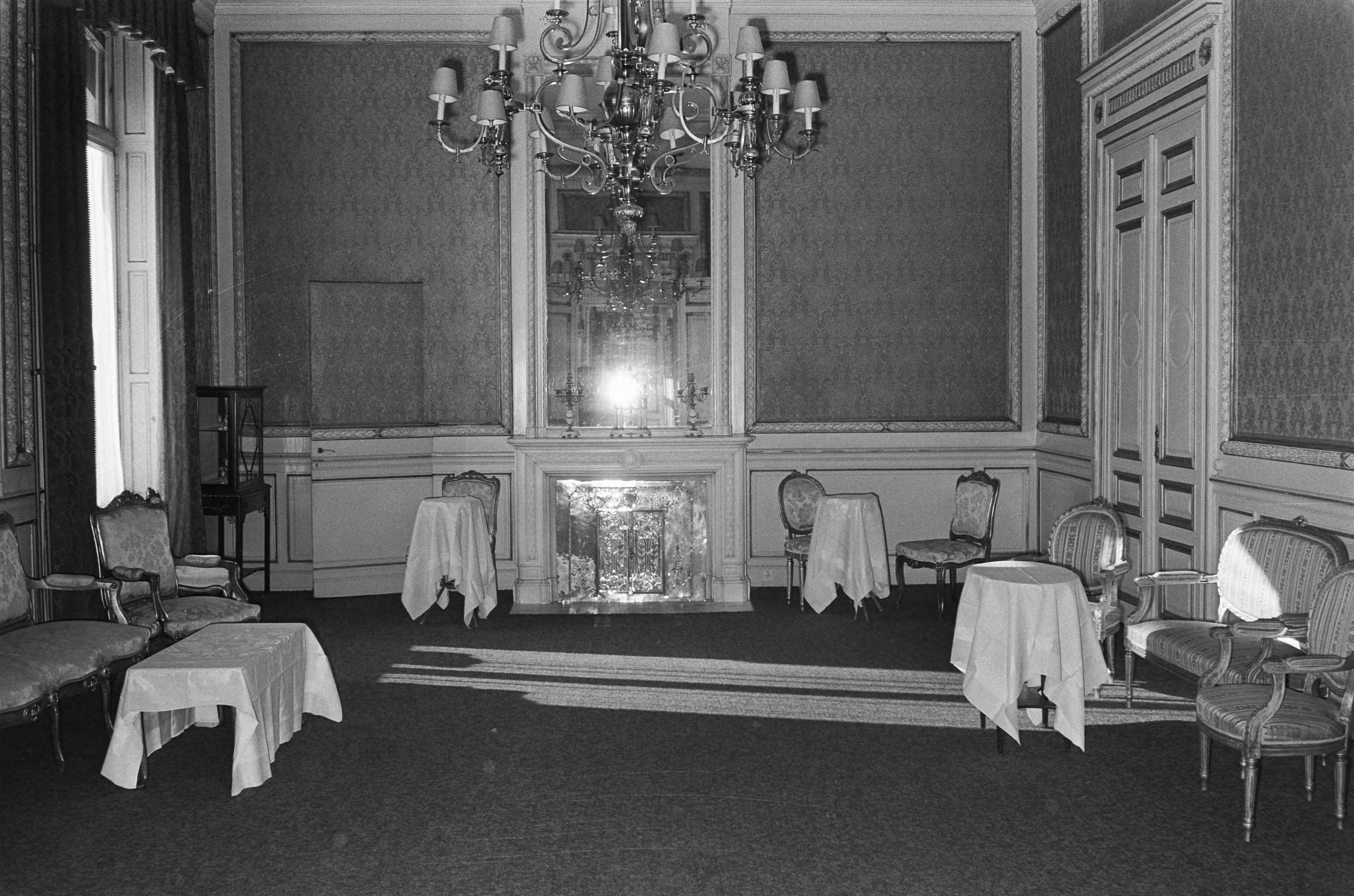 Fotocollectie Anefo — Hotel des Indes , Den Haag sluit vandaag, interieur — Foto: Peters, Hans / Anefo. Licentie: Set B: Rechtenvrij / Publiek Domein. Bron: Nationaal Archief. http://hdl.handle.net/10648/abd50b20-d0b4-102d-bcf8-003048976d84