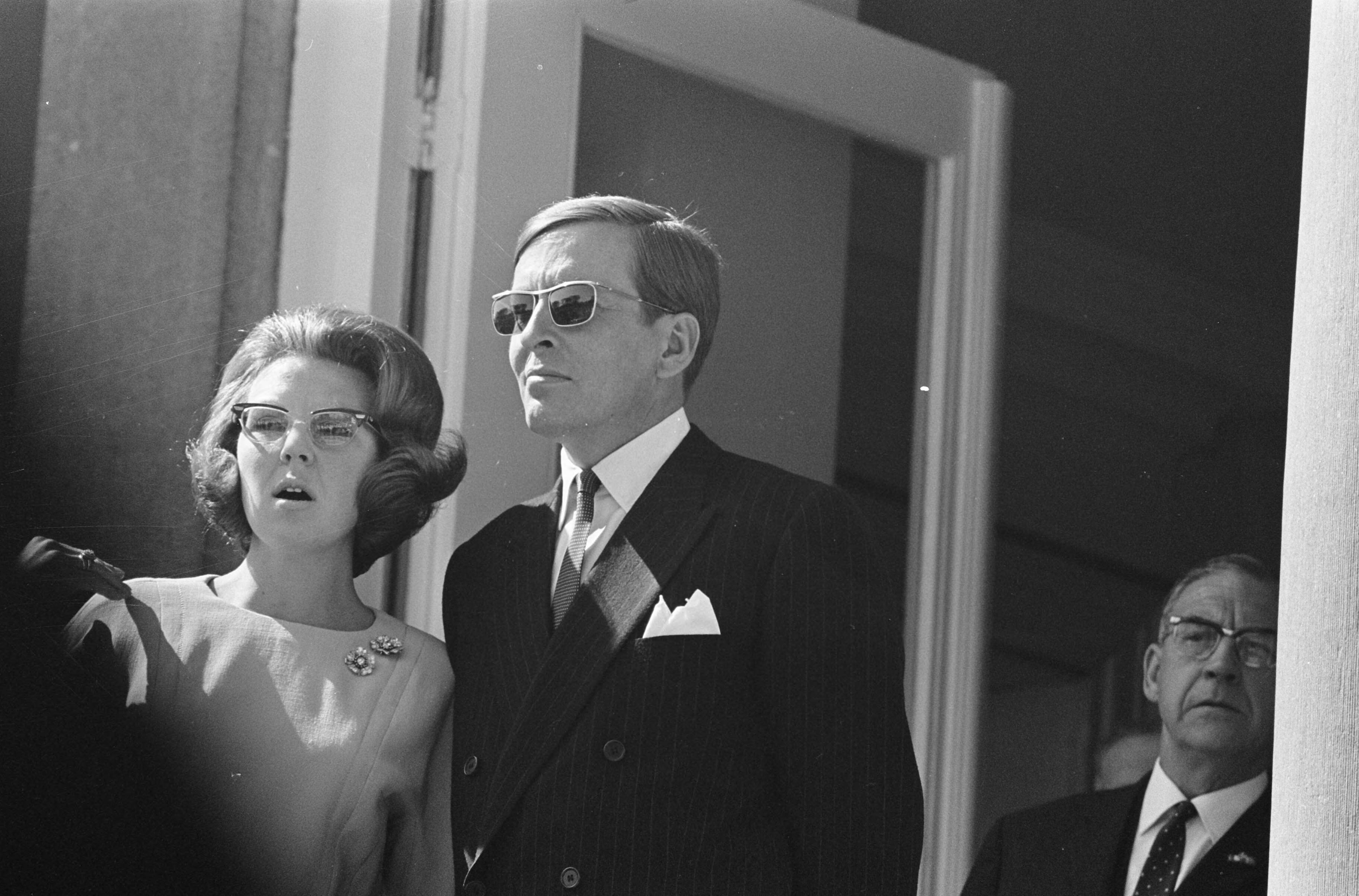 Fotocollectie Anefo — Koninginnedag, defilee op Soestdijk, Beatrix en Claus (koppen) — Foto: Kroon, Ron / Anefo. Licentie: Set B: Rechtenvrij / Publiek Domein. Bron: Nationaal Archief. http://hdl.handle.net/10648/aae7f402-d0b4-102d-bcf8-003048976d84