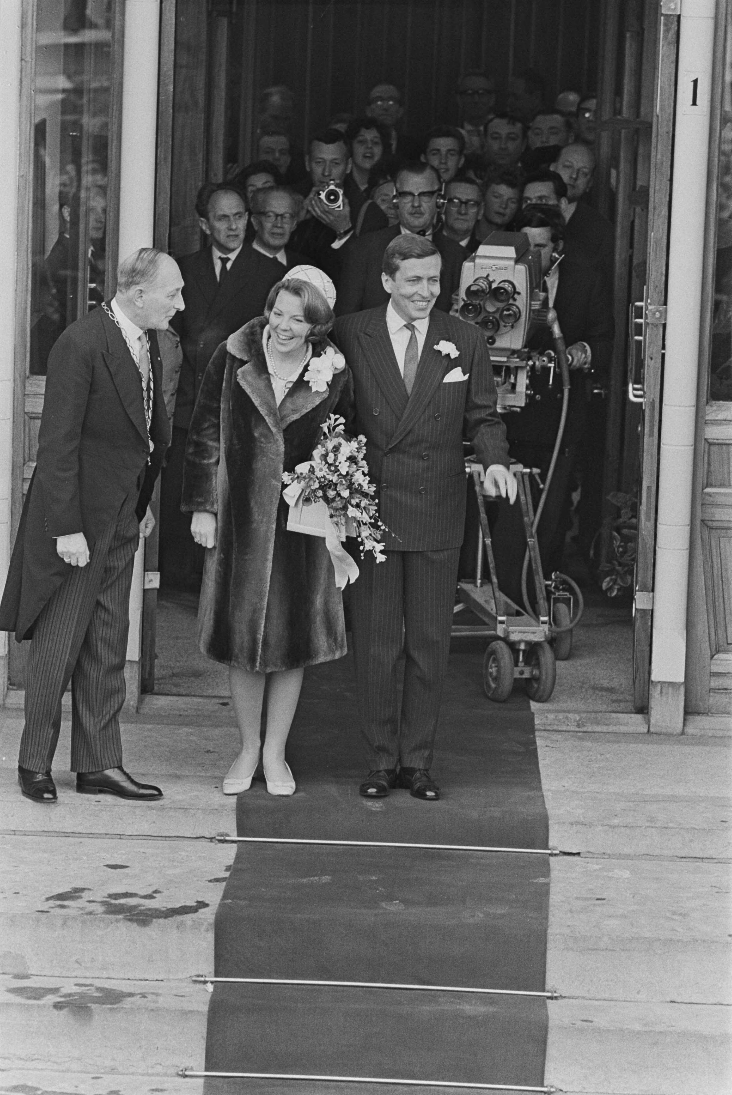 Fotocollectie Anefo — Ondertrouw prinses Beatrix en Claus in Baarn, prinses Beatrix en Claus verlaten stadhuis te Baarn — Foto: Combinatie 6 / Anefo. Licentie: Set B: Rechtenvrij / Publiek Domein. Bron: Nationaal Archief. http://hdl.handle.net/10648/aadb0fb2-d0b4-102d-bcf8-003048976d84