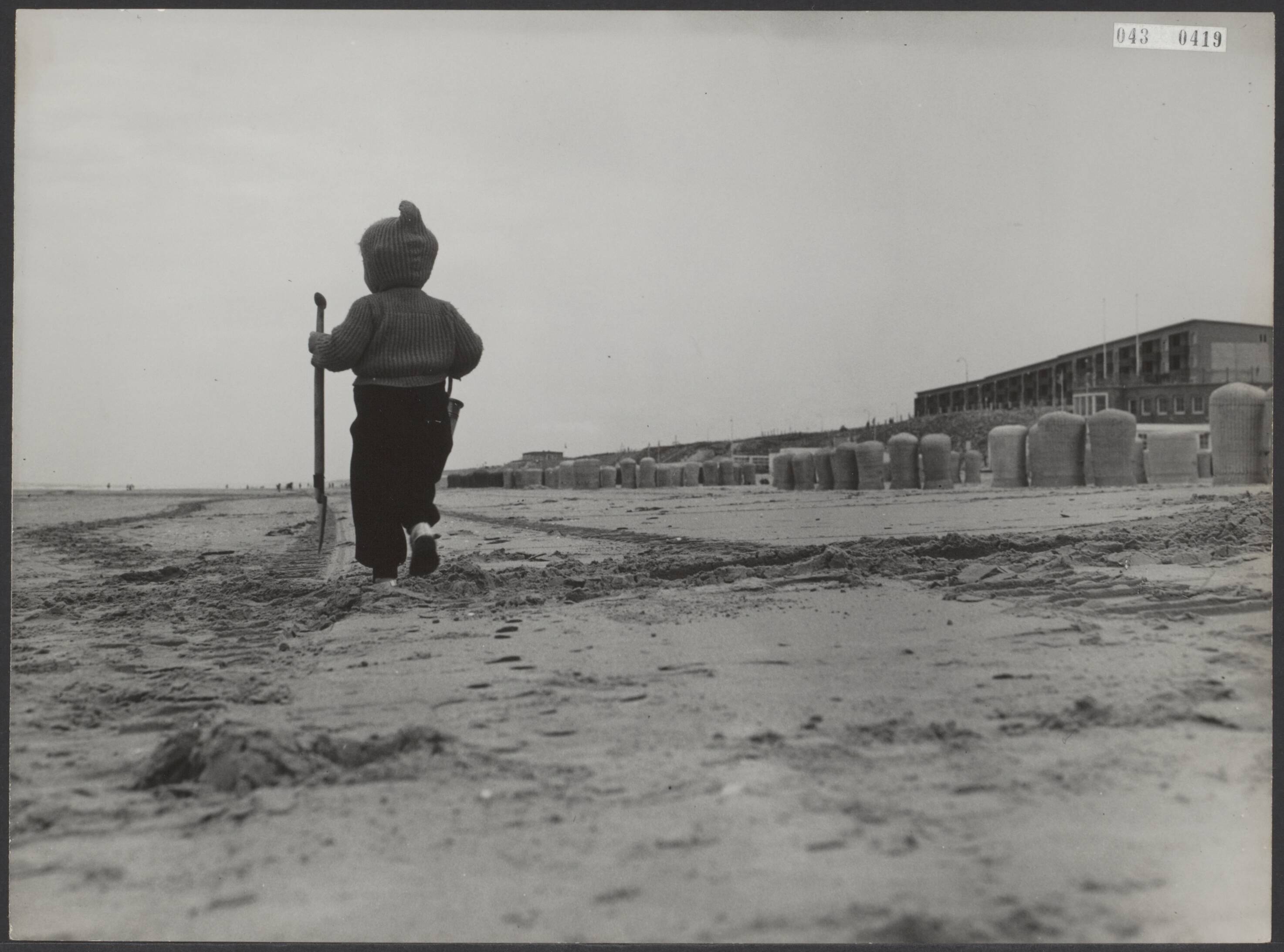 Fotocollectie Elsevier Binnenland — Hoewel het badseizoen is geopend is het nog slecht toeven aan het strand, vanwege het weer — Foto: Fotograaf Onbekend / Anefo. Licentie: Set B: Rechtenvrij / Publiek Domein. Bron: Nationaal Archief. http://hdl.handle.net/10648/adf8ef34-d0b4-102d-bcf8-003048976d84