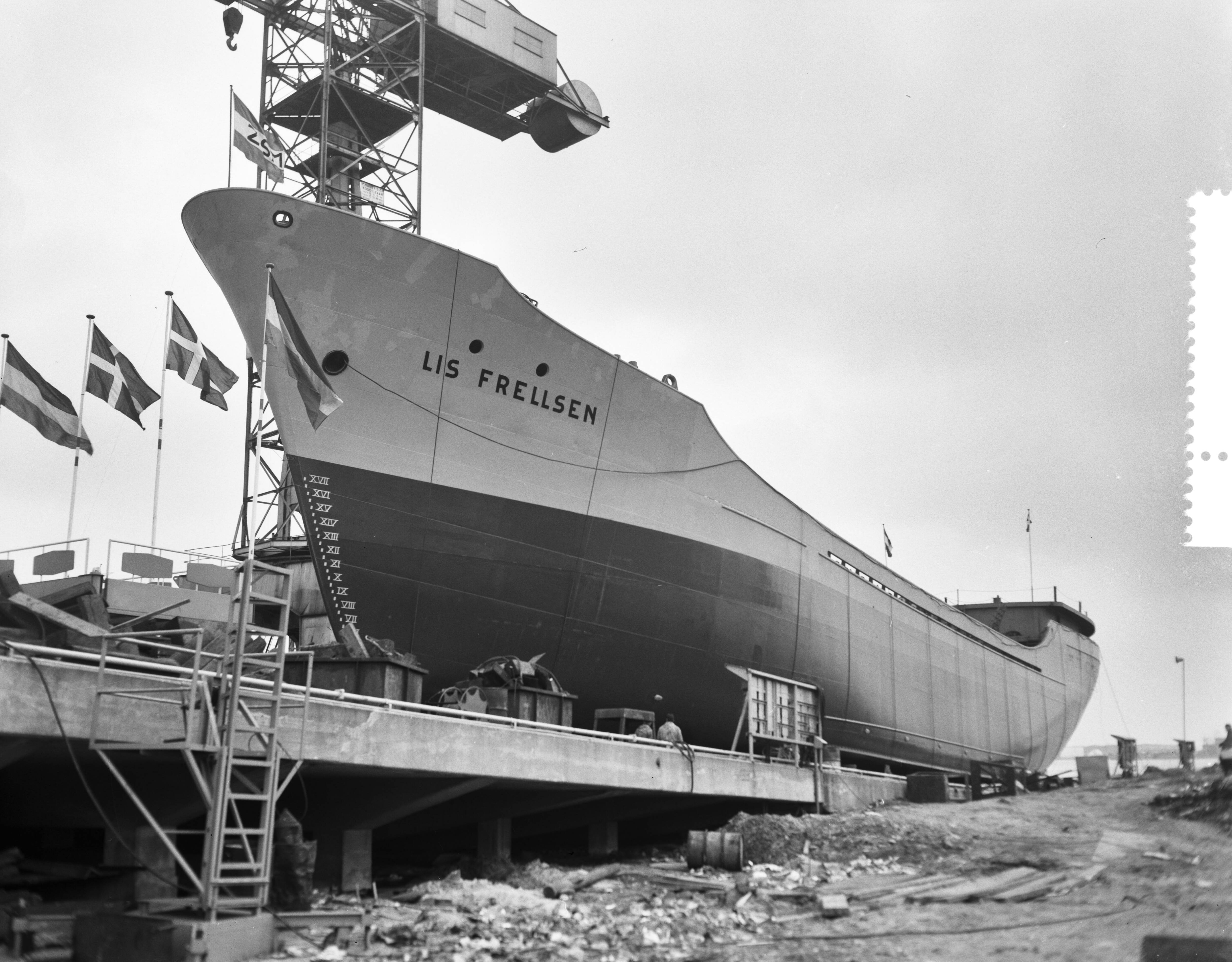 Fotocollectie Anefo — Tewaterlating m.s. "Lis Frellsen" bij de Zaanlandse Scheepbouw Maatschappij — Foto: Bilsen, Joop van / Anefo. Licentie: Set B: Rechtenvrij / Publiek Domein. Bron: Nationaal Archief. http://hdl.handle.net/10648/a9fb0462-d0b4-102d-bcf8-003048976d84