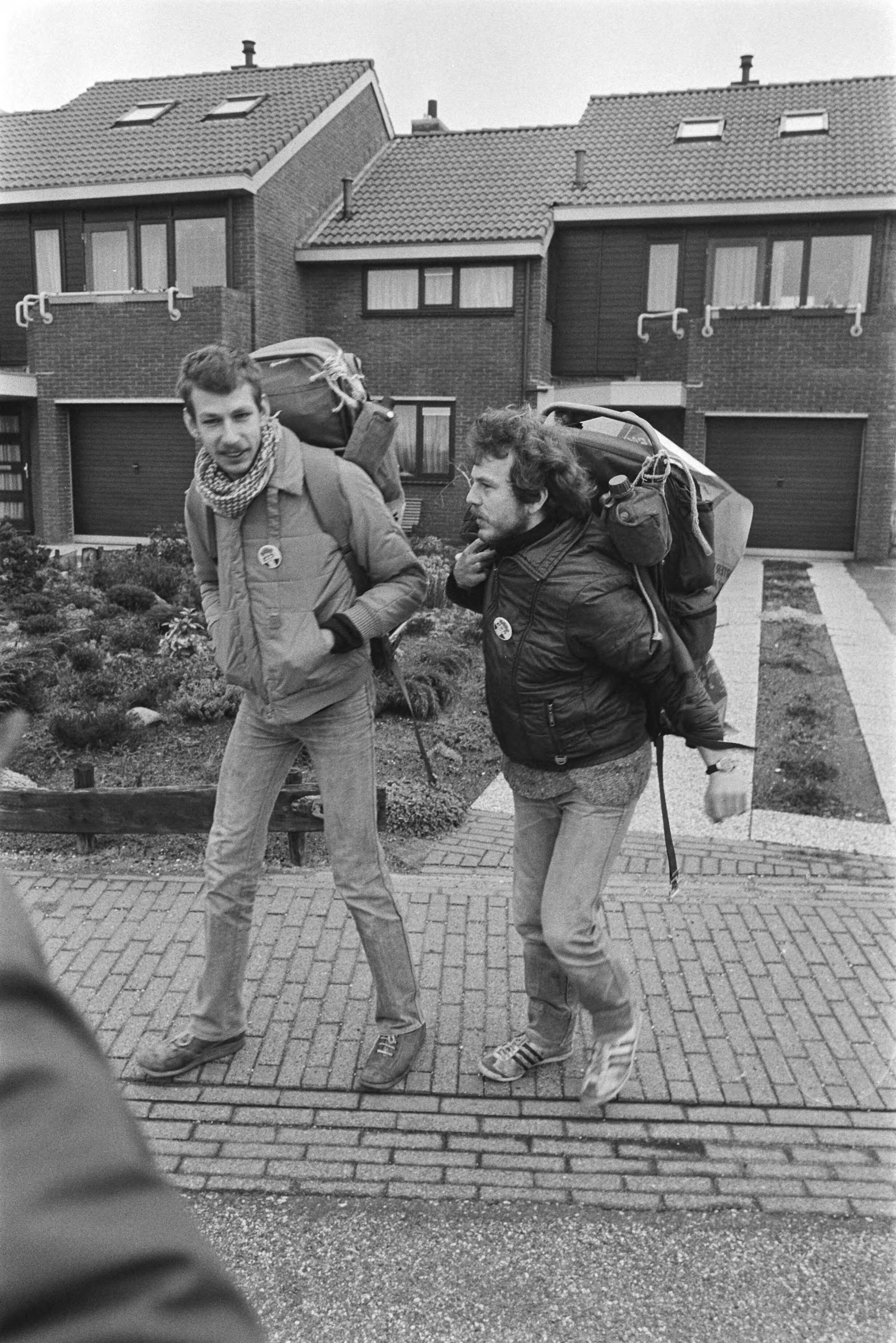 Fotocollectie Anefo — 2 werkloze schoolverlaters Jaap 't Hart en Peter Mostert reisden van Assen naar huis Staatssecr. De Graaf in Den Haag om te protesteren — Foto: Croes, Rob C. / Anefo. Licentie: Set B: Rechtenvrij / Publiek Domein. Bron: Nationaal Archief. http://hdl.handle.net/10648/ad3292e4-d0b4-102d-bcf8-003048976d84