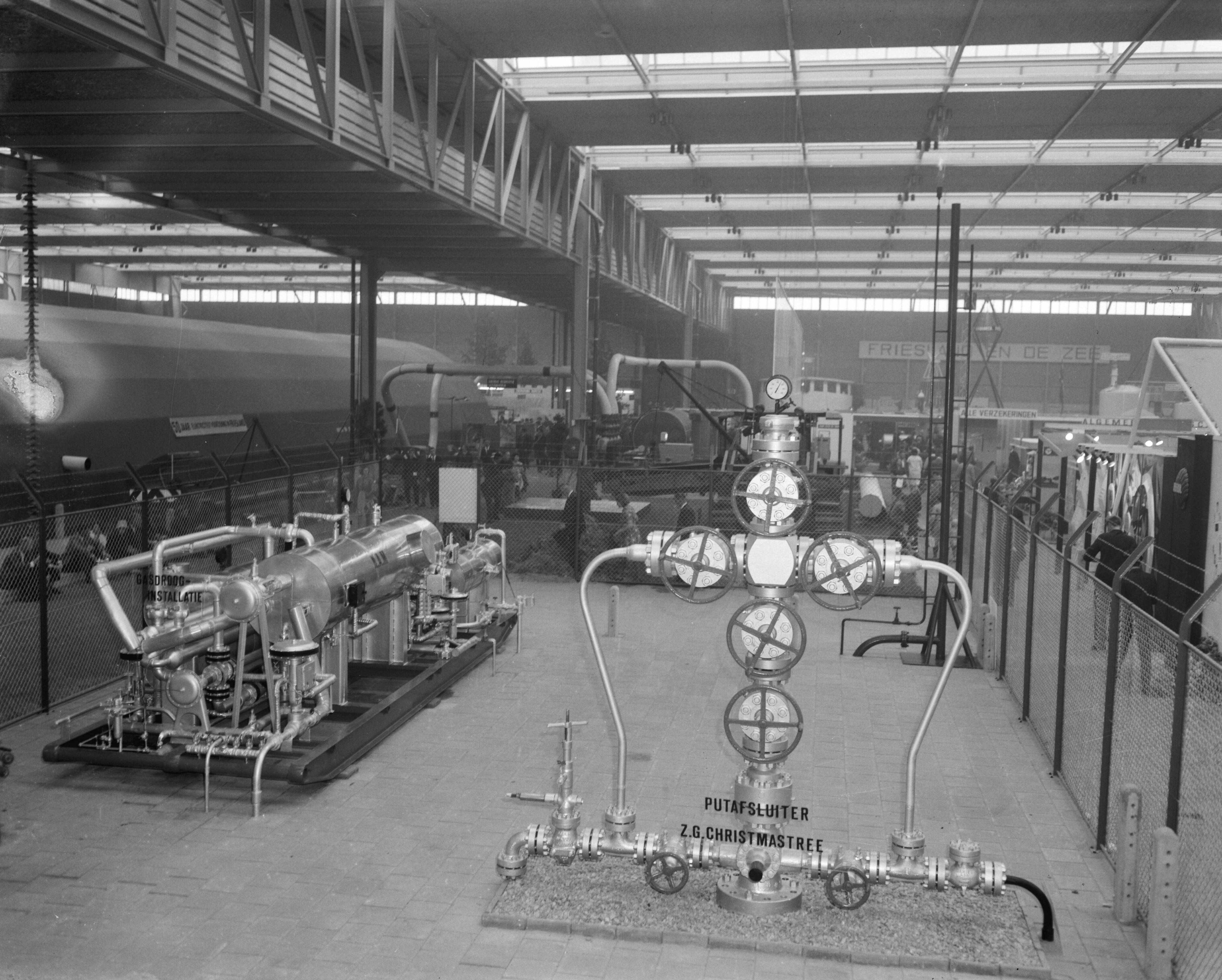 Fotocollectie Anefo — Stand van de NAM op de tentoonstelling "Frisiana" te Leeuwarden (Opdracht NAM) — Foto: Bilsen, Joop van / Anefo. Licentie: Set B: Rechtenvrij / Publiek Domein. Bron: Nationaal Archief. http://hdl.handle.net/10648/aa45ebf8-d0b4-102d-bcf8-003048976d84