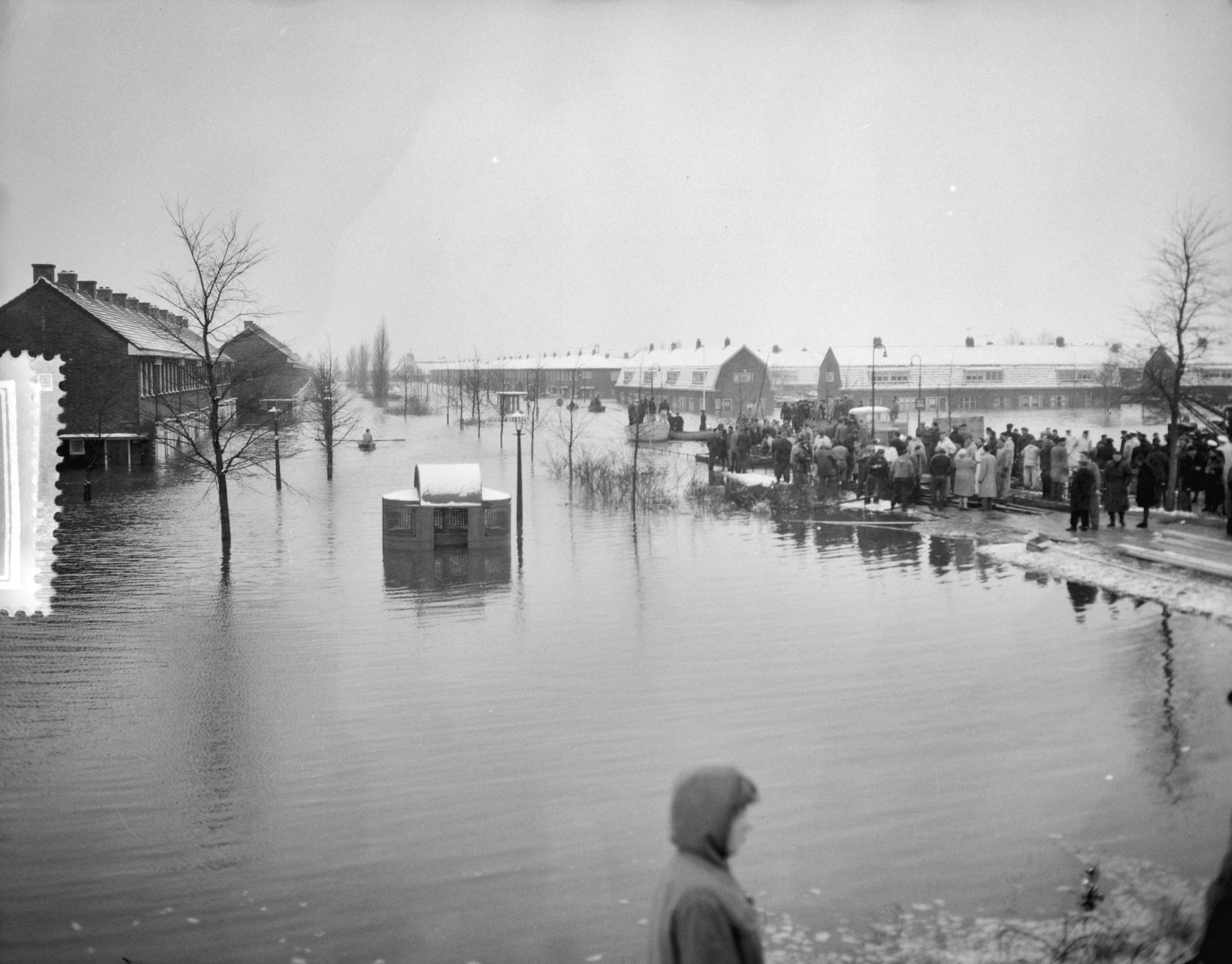 Ramp Tuindorp Oostzaan — Foto: Rossem, Wim van / Anefo. — Licentie: Set B: Rechtenvrij / Publiek Domein. Bron: Nationaal Archief. http://hdl.handle.net/10648/a9a5b160-d0b4-102d-bcf8-003048976d84