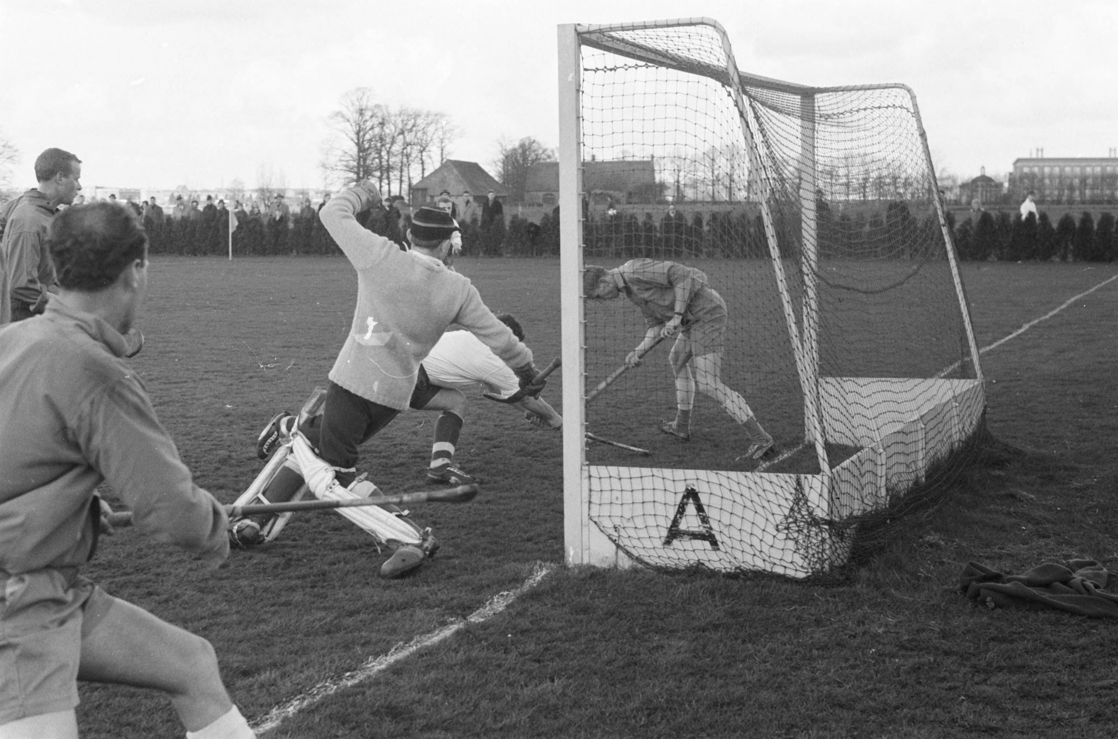 Fotocollectie Anefo — Hockey. Breda tegen Tilburg 3-2. Spelmoment — Foto: Pot, Harry / Anefo. Licentie: Set B: Rechtenvrij / Publiek Domein. Bron: Nationaal Archief. http://hdl.handle.net/10648/a9cdcf06-d0b4-102d-bcf8-003048976d84