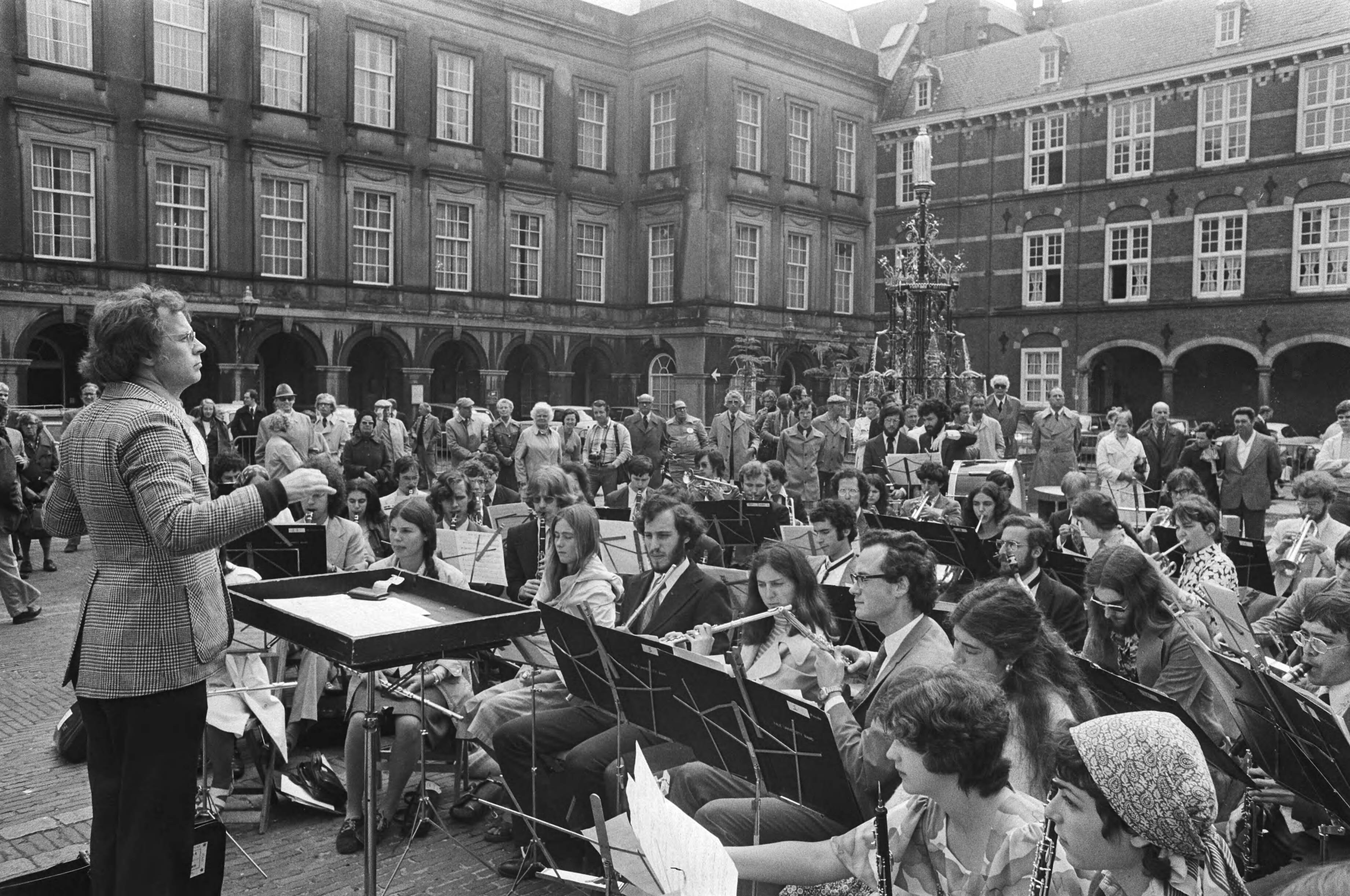 Fotocollectie Anefo — Opening " Holland Festival ", optreden amerikaanse Yale University Band op Binnenhof, Den Haag — Foto: Verhoeff, Bert / Anefo. Licentie: Set B: Rechtenvrij / Publiek Domein. Bron: Nationaal Archief. http://hdl.handle.net/10648/ac851e98-d0b4-102d-bcf8-003048976d84