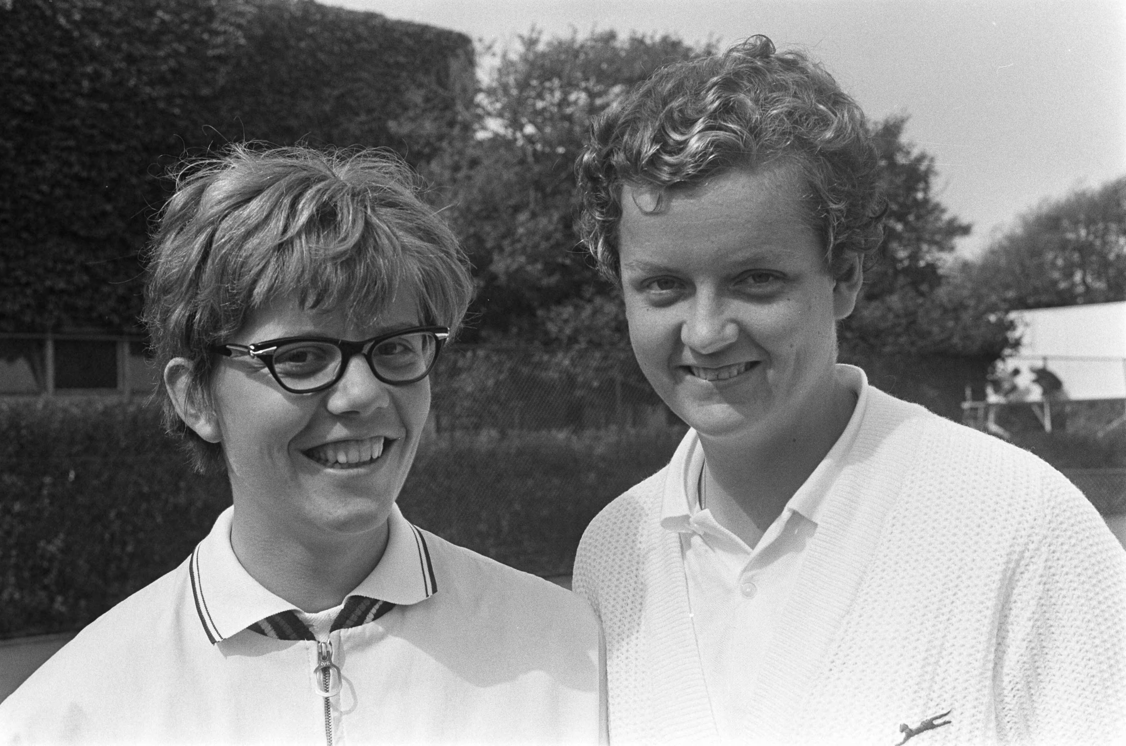 Fotocollectie Anefo — Nationale tenniskampioenschappen op de Metsbanen, Betty Stöve (rechts) versloeg Annemiek Blom — Foto: Koch, Eric / Anefo. Licentie: Set B: Rechtenvrij / Publiek Domein. Bron: Nationaal Archief. http://hdl.handle.net/10648/aaf5b15a-d0b4-102d-bcf8-003048976d84