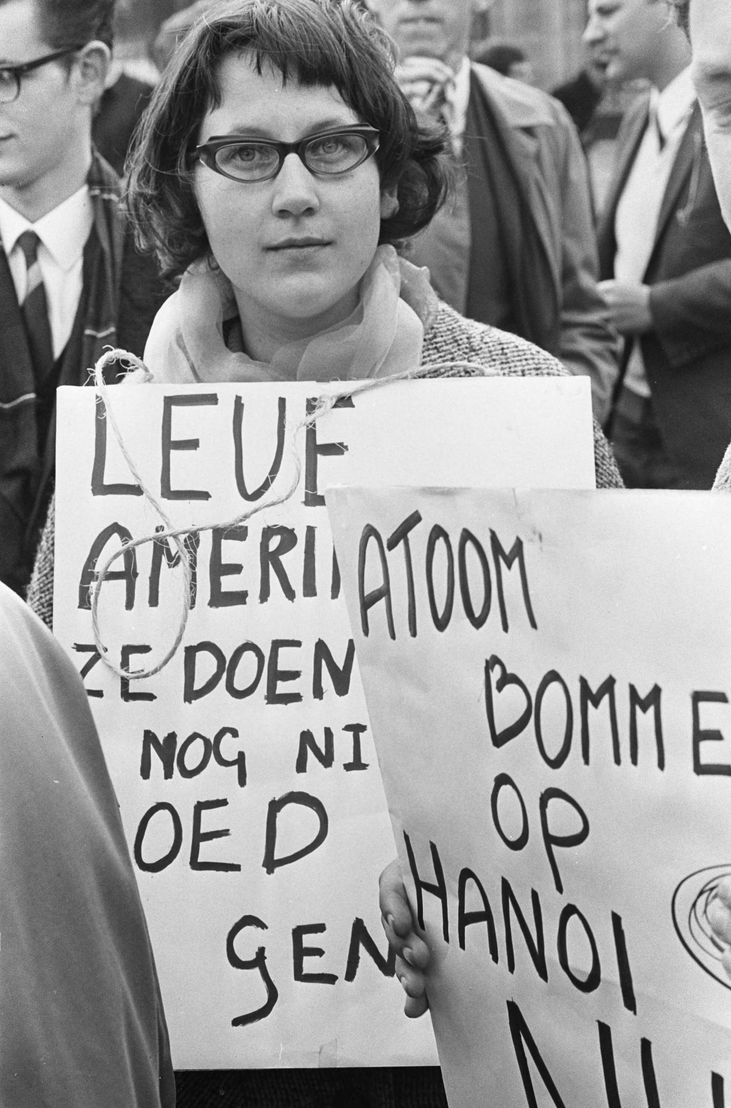 Fotocollectie Anefo — Pro-Vietnam demonstratie in Den Haag , een pro-Vietnam demonstrante — Foto: Kroon, Ron / Anefo. Licentie: Set B: Rechtenvrij / Publiek Domein. Bron: Nationaal Archief. http://hdl.handle.net/10648/ab161314-d0b4-102d-bcf8-003048976d84