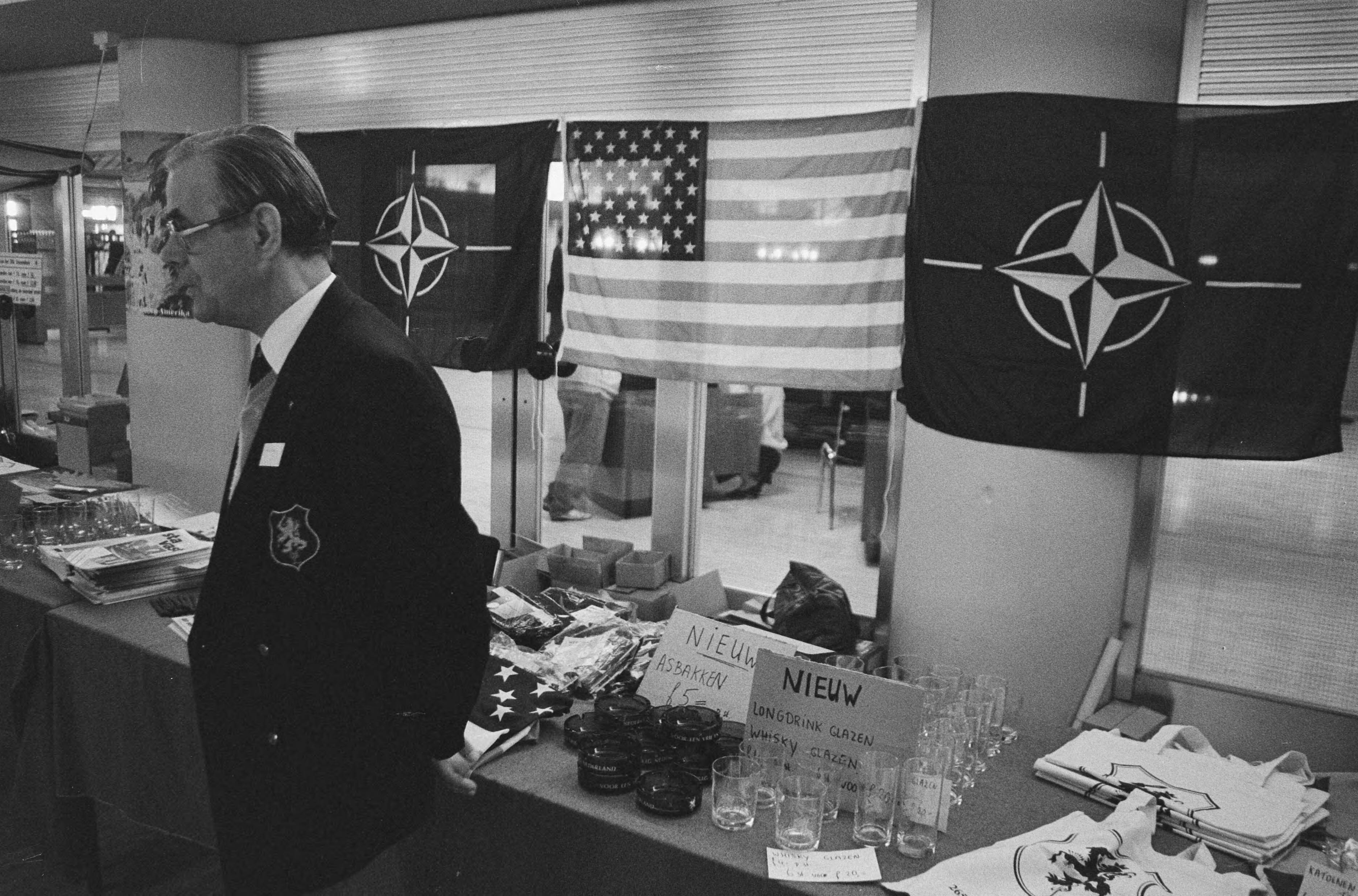 Fotocollectie Anefo — OSL-congres in Den Haag ; verkoop propagandamateriaal — Foto: Molendijk, Bart / Anefo. Licentie: Set B: Rechtenvrij / Publiek Domein. Bron: Nationaal Archief. http://hdl.handle.net/10648/ad5833b4-d0b4-102d-bcf8-003048976d84