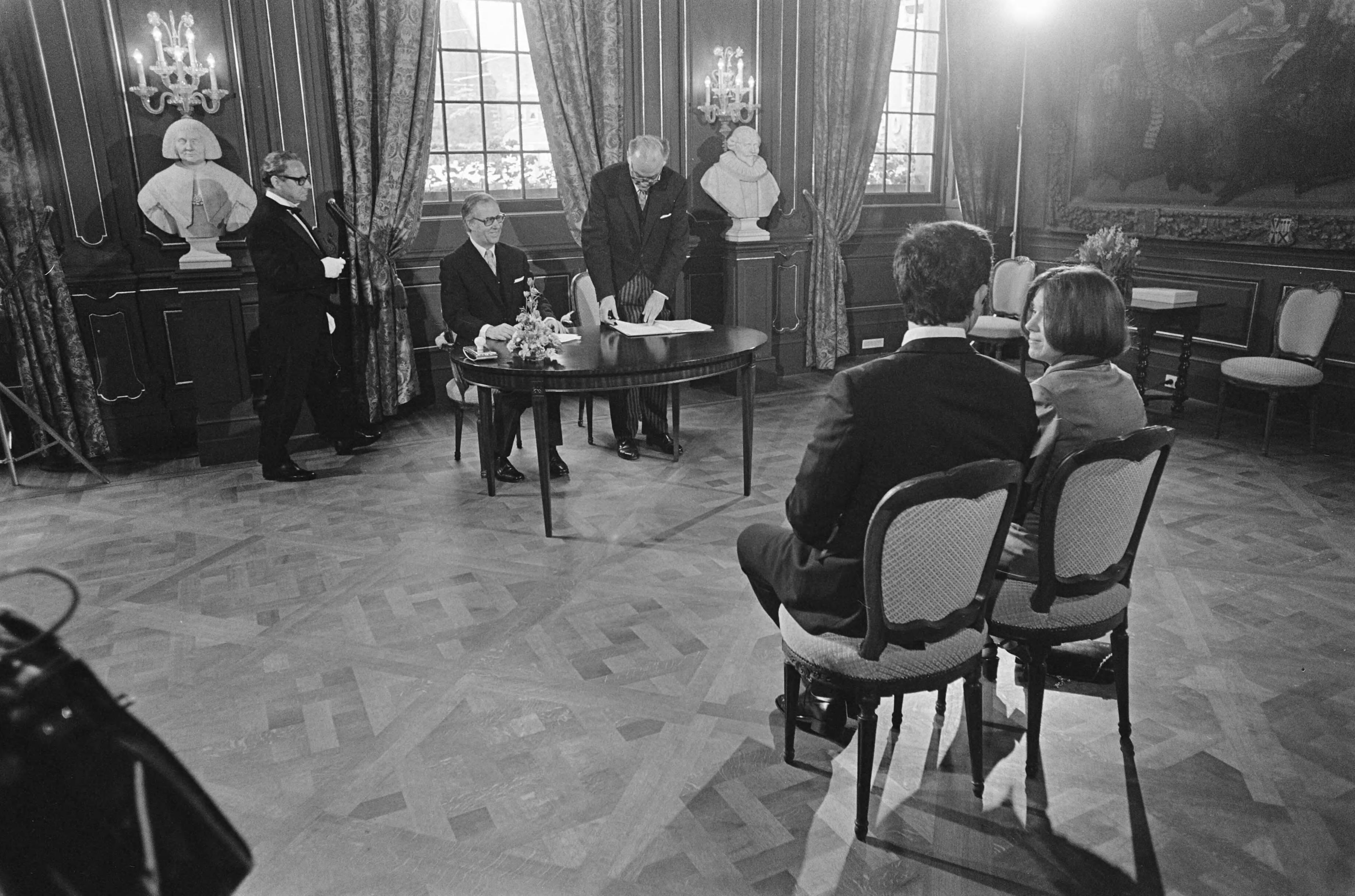 Huwelijksaangifte van prinses Christina en Jorge Guillermo in het stadhuis in Den Haag — Aangifte van het huwelijk door prinses Christina en Jorge Guillermo — Foto: Mieremet, Rob / Anefo. Licentie: Set B: Rechtenvrij / Publiek Domein. Bron: Nationaal Archief. http://hdl.handle.net/10648/ac6b6480-d0b4-102d-bcf8-003048976d84