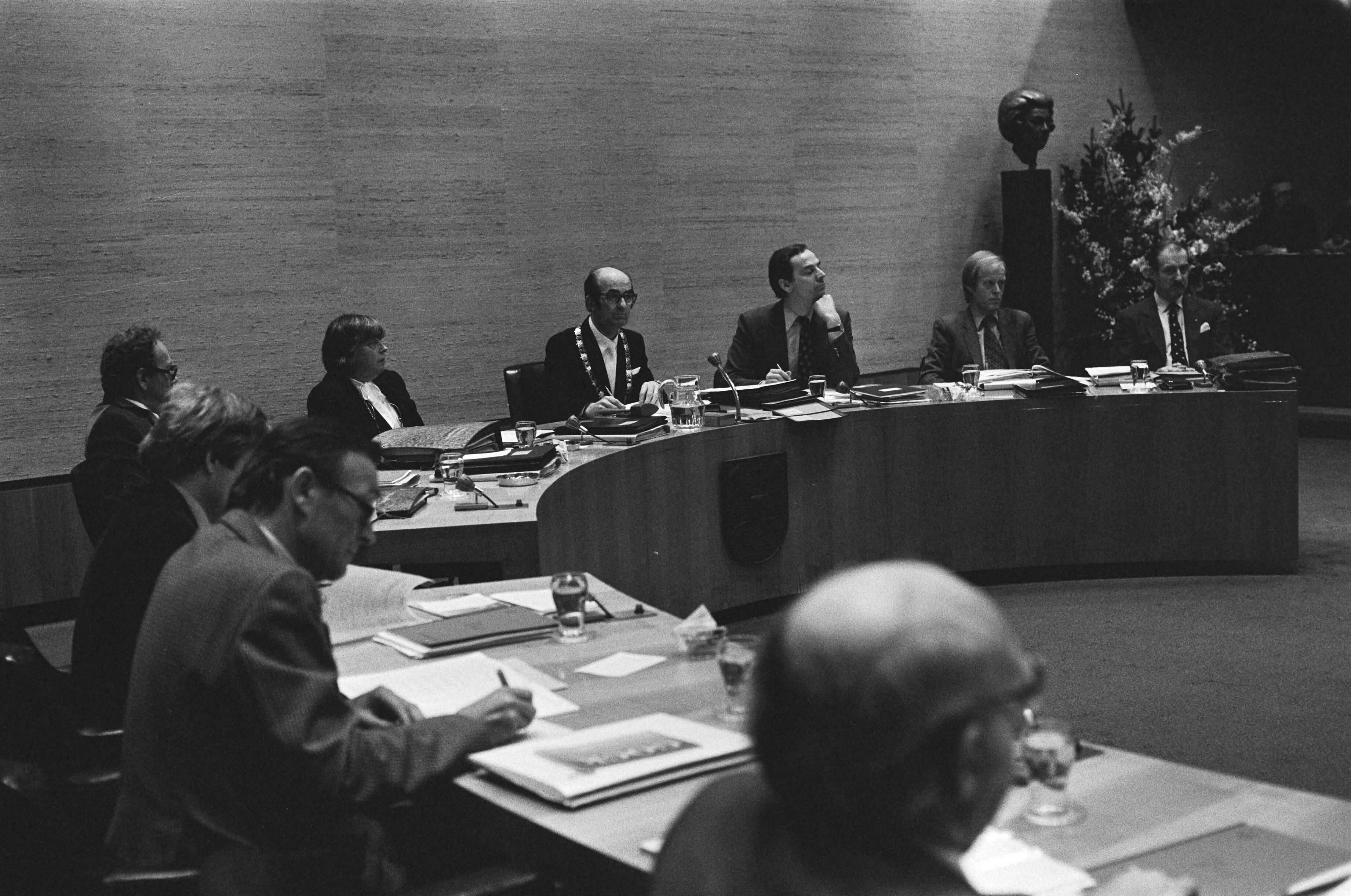 Fotocollectie Anefo — Burgemeester Jan Aantjes van Bussum tijdens gemeenteraadsverkiezing. in Bussum — Foto: Dijk, Hans van / Anefo. Licentie: Set B: Rechtenvrij / Publiek Domein. Bron: Nationaal Archief. http://hdl.handle.net/10648/ad0ff39c-d0b4-102d-bcf8-003048976d84