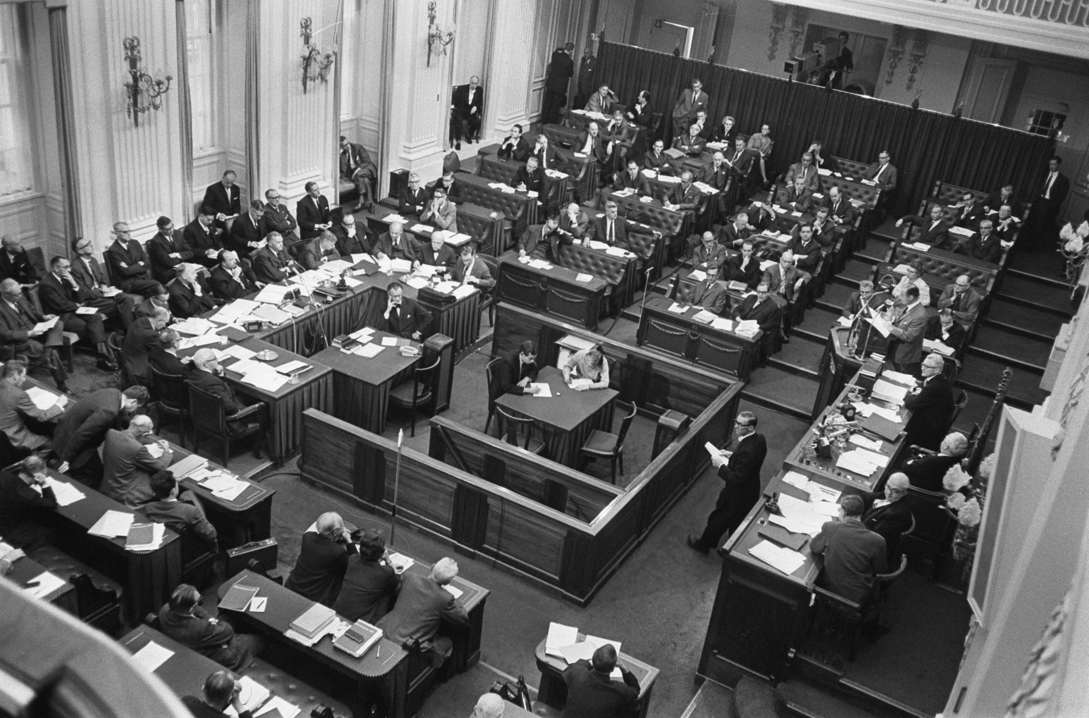 Algemene Politieke Beschouwingen in de Tweede Kamer te Den Haag — Overzicht van de Tweede Kamer in voltallige vergadering — Foto: Fotograaf Onbekend / Anefo. Licentie: Set B: Rechtenvrij / Publiek Domein. Bron: Nationaal Archief. http://hdl.handle.net/10648/aac5b874-d0b4-102d-bcf8-003048976d84