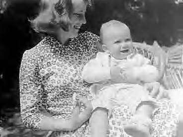 Familie Smulders in Voorburg — Foto: Bilsen, Joop van / Anefo. — Licentie: Set B: Rechtenvrij / Publiek Domein. Bron: Nationaal Archief. http://hdl.handle.net/10648/a9600cb4-d0b4-102d-bcf8-003048976d84